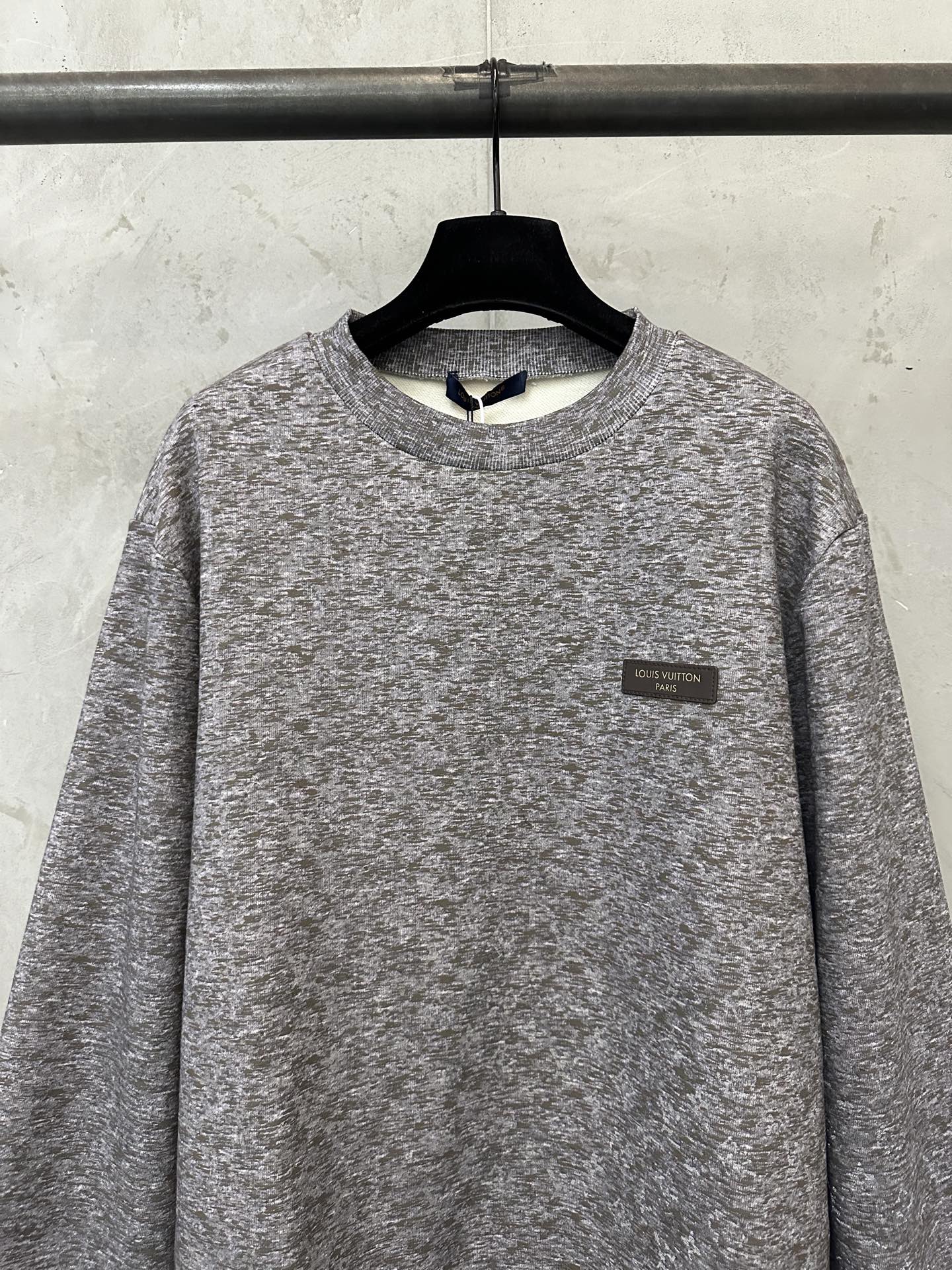 LOUIS VUITTON 26FW LV reflective printed logo sweatshirt Fabric: Made of 100% cotton plain knitted fabric 320g Customized hardware Thread Accessories Matching version Same style for men and women -Color: gray -Size: S M L XL - Image 3