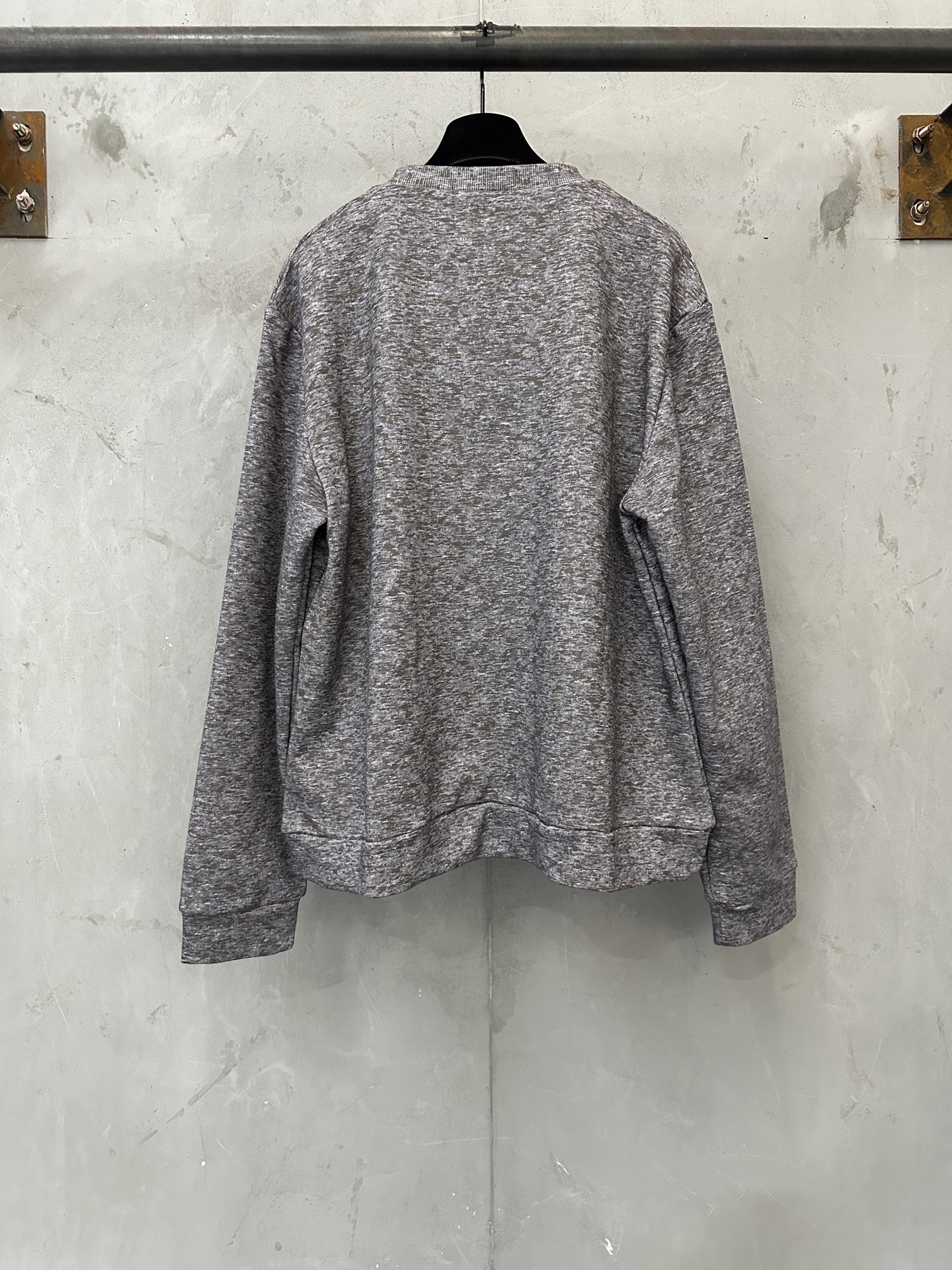 LOUIS VUITTON 26FW LV reflective printed logo sweatshirt Fabric: Made of 100% cotton plain knitted fabric 320g Customized hardware Thread Accessories Matching version Same style for men and women -Color: gray -Size: S M L XL - Image 2