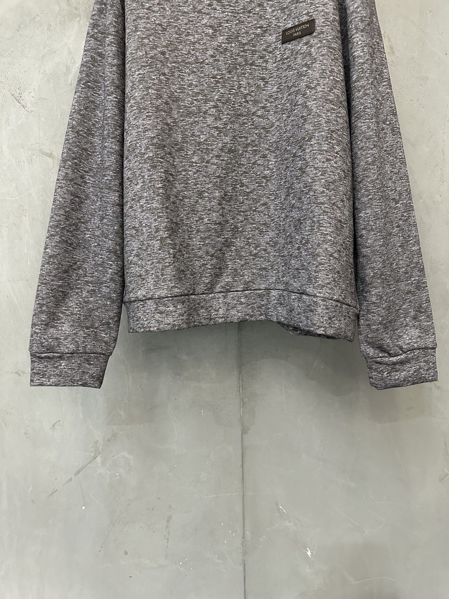 LOUIS VUITTON 26FW LV reflective printed logo sweatshirt Fabric: Made of 100% cotton plain knitted fabric 320g Customized hardware Thread Accessories Matching version Same style for men and women -Color: gray -Size: S M L XL - Image 4