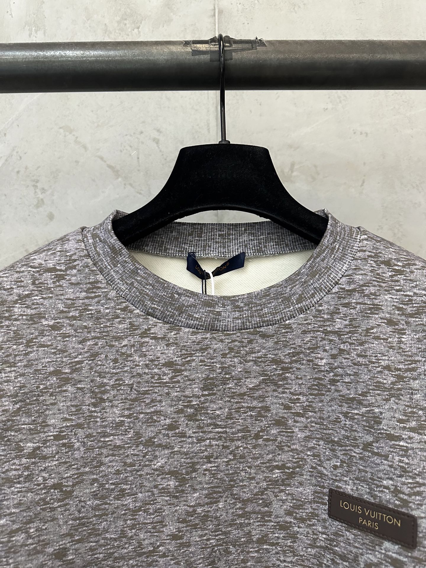 LOUIS VUITTON 26FW LV reflective printed logo sweatshirt Fabric: Made of 100% cotton plain knitted fabric 320g Customized hardware Thread Accessories Matching version Same style for men and women -Color: gray -Size: S M L XL - Image 5