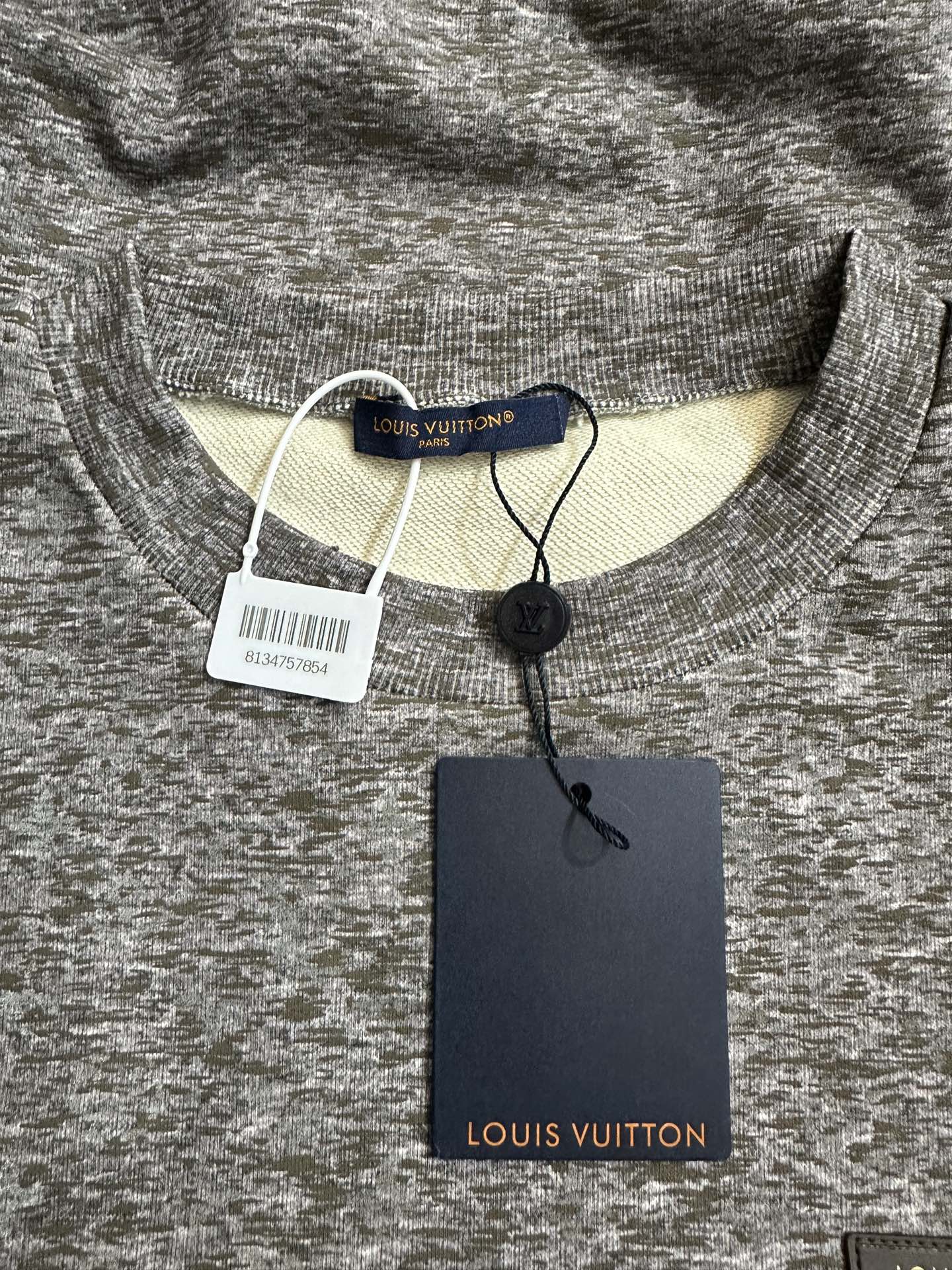 LOUIS VUITTON 26FW LV reflective printed logo sweatshirt Fabric: Made of 100% cotton plain knitted fabric 320g Customized hardware Thread Accessories Matching version Same style for men and women -Color: gray -Size: S M L XL - Image 6