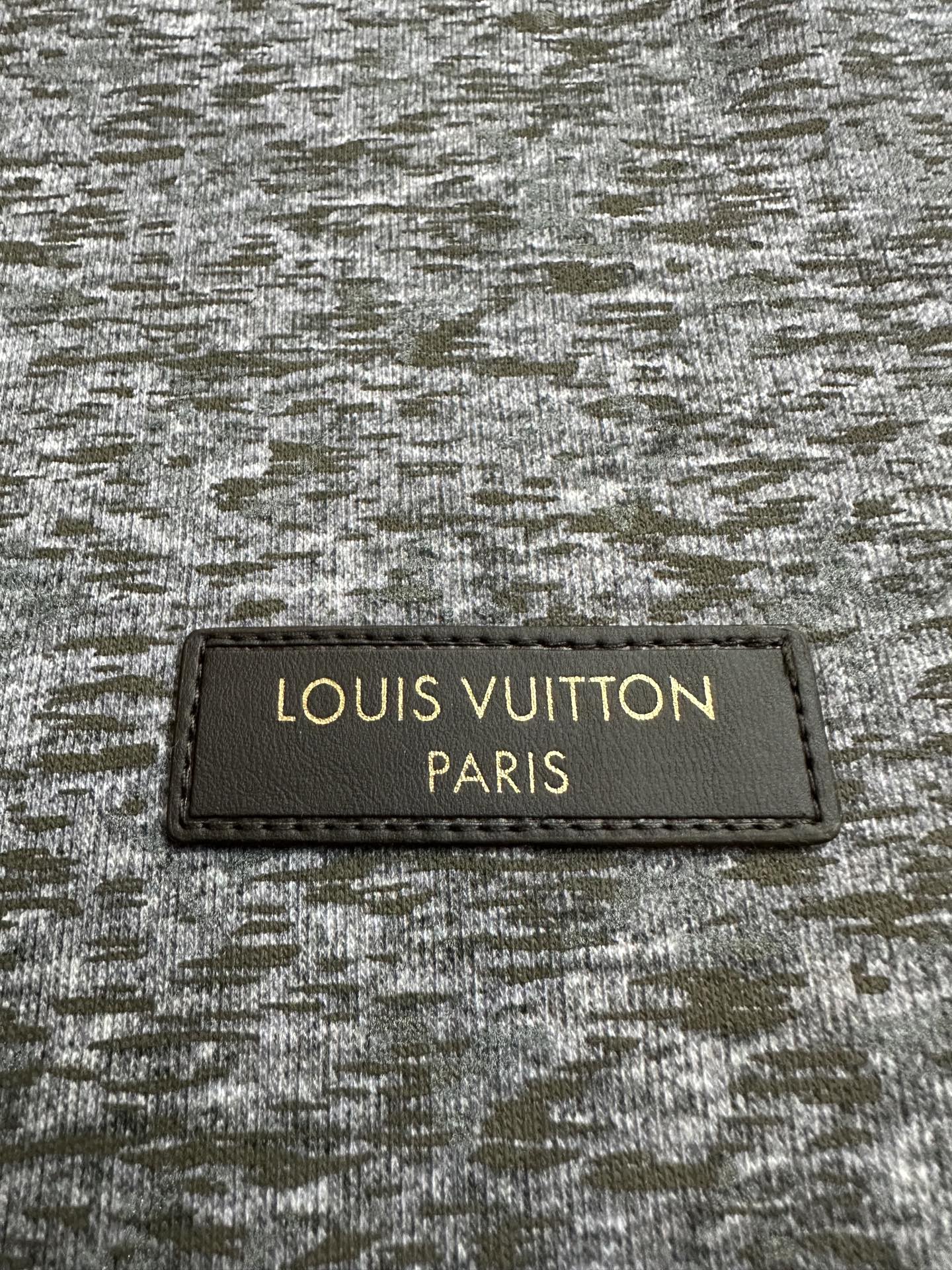 LOUIS VUITTON 26FW LV reflective printed logo sweatshirt Fabric: Made of 100% cotton plain knitted fabric 320g Customized hardware Thread Accessories Matching version Same style for men and women -Color: gray -Size: S M L XL - Image 7