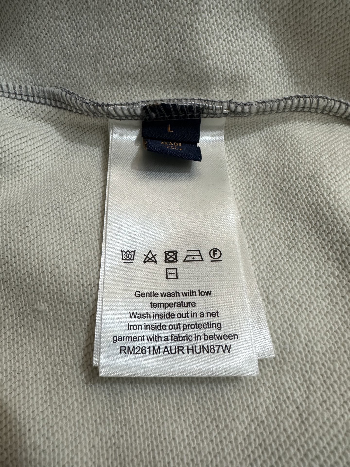 LOUIS VUITTON 26FW LV reflective printed logo sweatshirt Fabric: Made of 100% cotton plain knitted fabric 320g Customized hardware Thread Accessories Matching version Same style for men and women -Color: gray -Size: S M L XL - Image 9