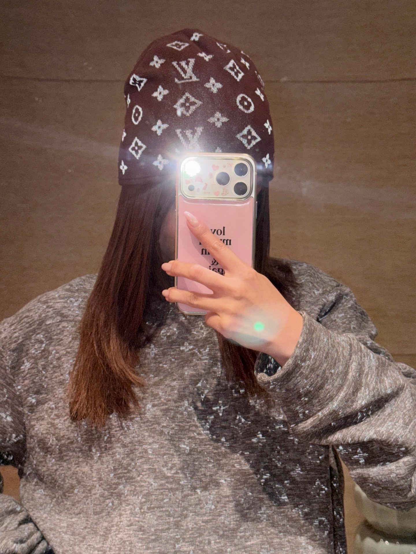 LOUIS VUITTON 26FW LV reflective printed logo sweatshirt Fabric: Made of 100% cotton plain knitted fabric 320g Customized hardware Thread Accessories Matching version Same style for men and women -Color: gray -Size: S M L XL - Image 13