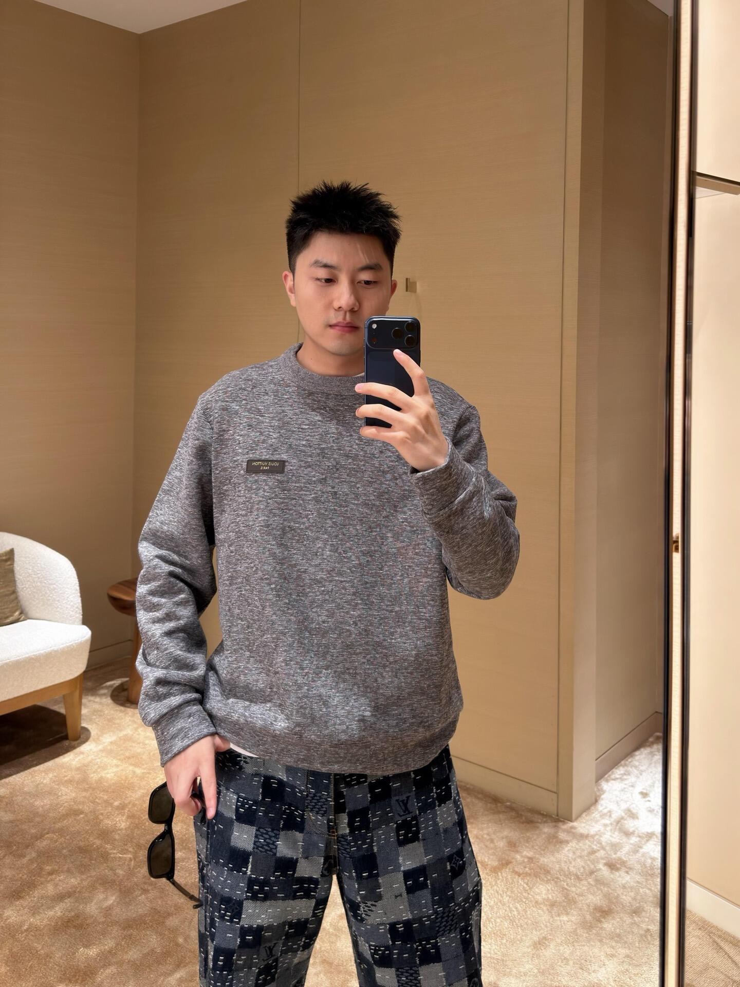 LOUIS VUITTON 26FW LV reflective printed logo sweatshirt Fabric: Made of 100% cotton plain knitted fabric 320g Customized hardware Thread Accessories Matching version Same style for men and women -Color: gray -Size: S M L XL - Image 14