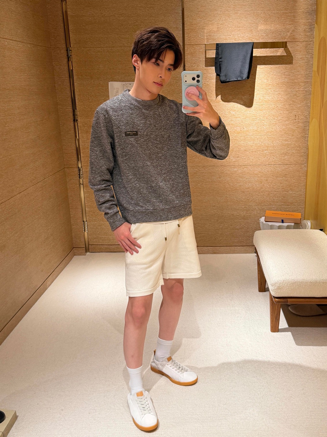 LOUIS VUITTON 26FW LV reflective printed logo sweatshirt Fabric: Made of 100% cotton plain knitted fabric 320g Customized hardware Thread Accessories Matching version Same style for men and women -Color: gray -Size: S M L XL - Image 19