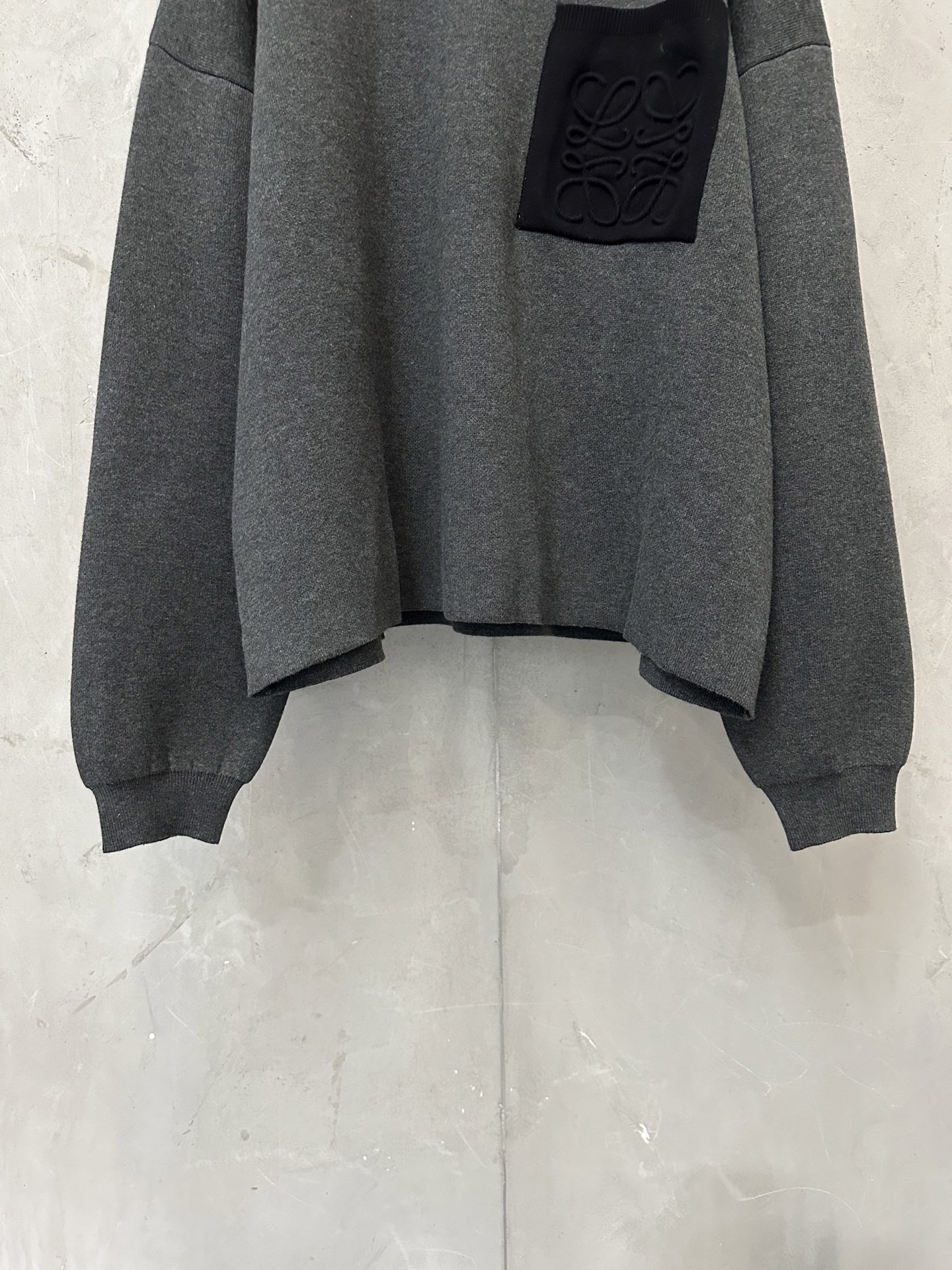 LOEWE ss26 pocket embossed logo sweater Fabric: Cotton blended wool, 70% cotton, 15% wool, 10% viscose - Image 4