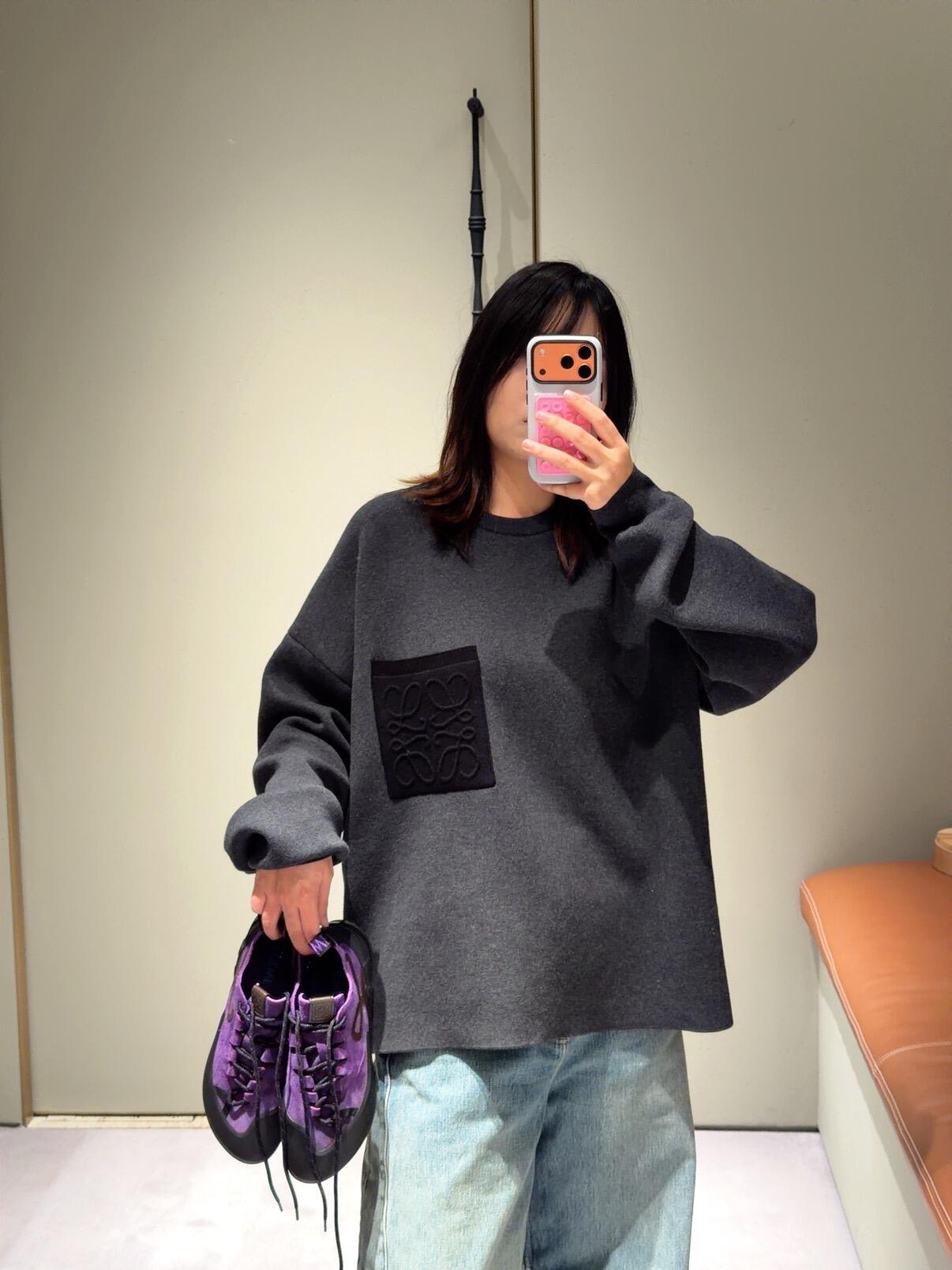 LOEWE ss26 pocket embossed logo sweater Fabric: Cotton blended wool, 70% cotton, 15% wool, 10% viscose - Image 17