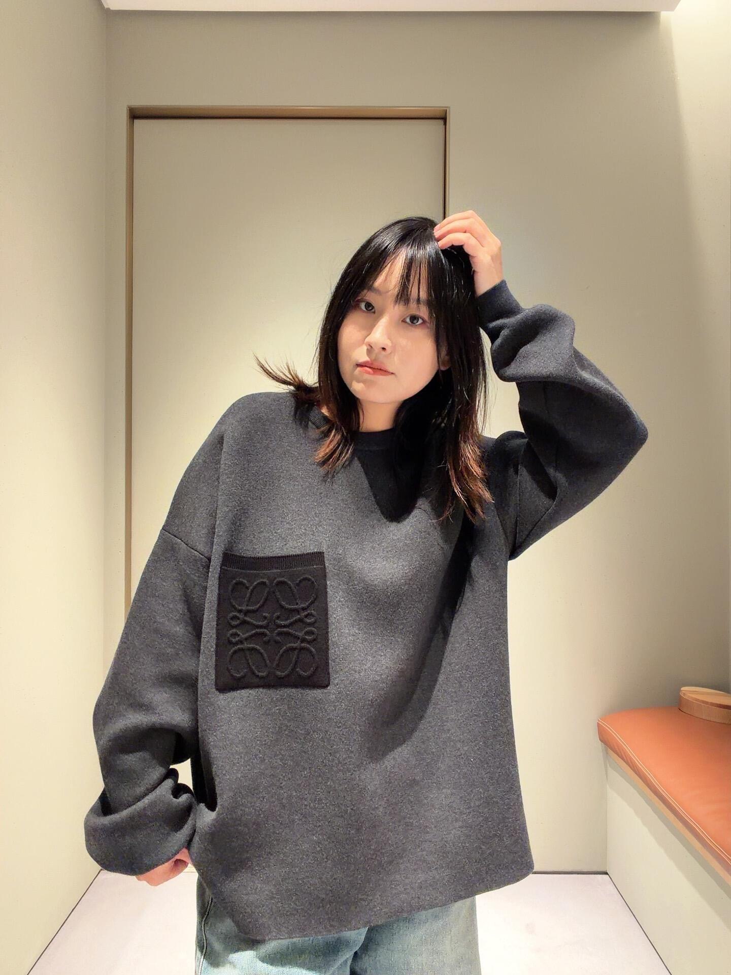 LOEWE ss26 pocket embossed logo sweater Fabric: Cotton blended wool, 70% cotton, 15% wool, 10% viscose - Image 20