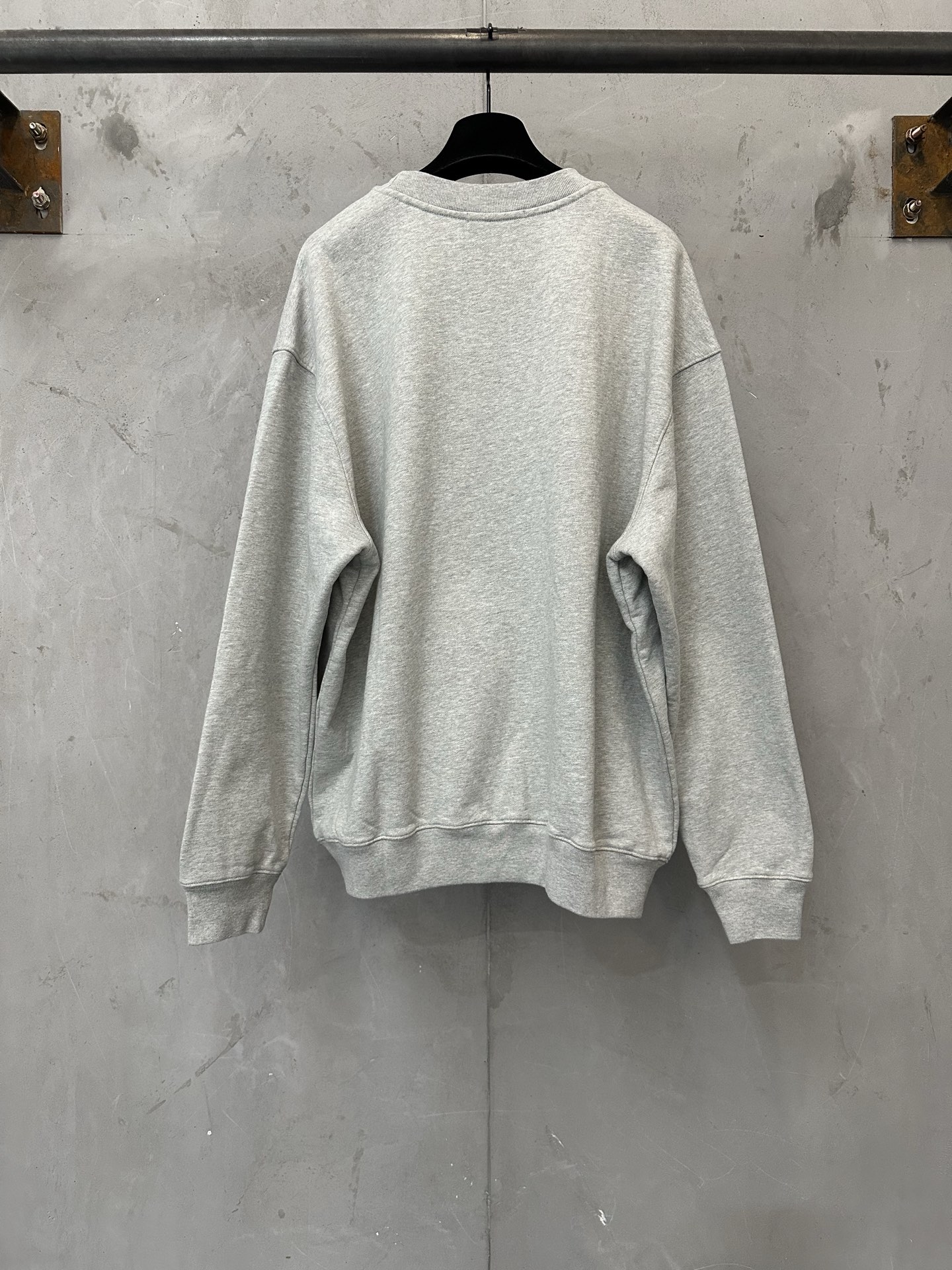 Heavy 500g high quality sweatshirt Louis Vuitton 26ss LV leather label logo round neck sweatshirt Fabric: Made of ultra-heavy 100% cotton terry fabric Xinjiang cotton, weight 500 grams, matched with 2*2, clean cloth surface, clear cloth texture, tight feel, stiff, high color fastness, no shape change, no discoloration, custom hardware, threads, accessories, plate alignment, same style for men and women -Color: blue gray -Size: S M L XL - Image 2