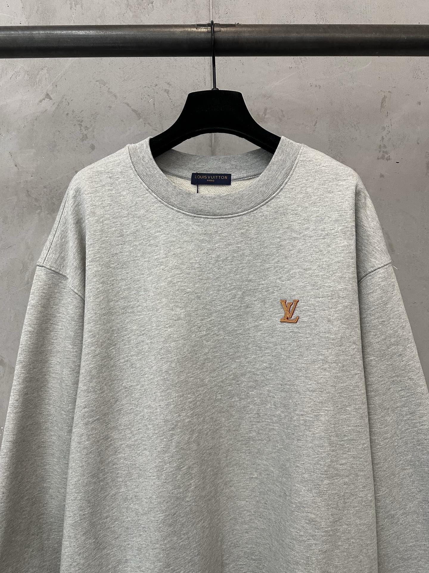 Heavy 500g high quality sweatshirt Louis Vuitton 26ss LV leather label logo round neck sweatshirt Fabric: Made of ultra-heavy 100% cotton terry fabric Xinjiang cotton, weight 500 grams, matched with 2*2, clean cloth surface, clear cloth texture, tight feel, stiff, high color fastness, no shape change, no discoloration, custom hardware, threads, accessories, plate alignment, same style for men and women -Color: blue gray -Size: S M L XL - Image 3
