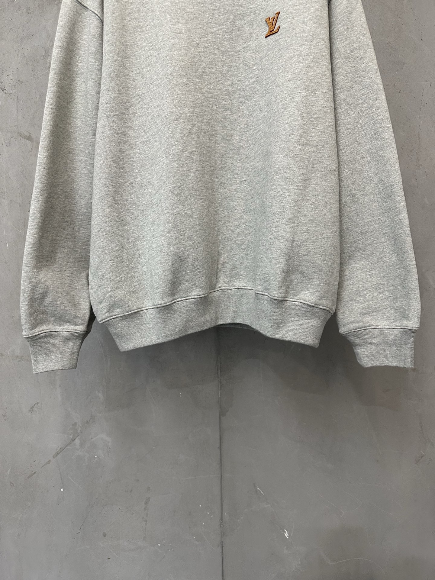 Heavy 500g high quality sweatshirt Louis Vuitton 26ss LV leather label logo round neck sweatshirt Fabric: Made of ultra-heavy 100% cotton terry fabric Xinjiang cotton, weight 500 grams, matched with 2*2, clean cloth surface, clear cloth texture, tight feel, stiff, high color fastness, no shape change, no discoloration, custom hardware, threads, accessories, plate alignment, same style for men and women -Color: blue gray -Size: S M L XL - Image 4