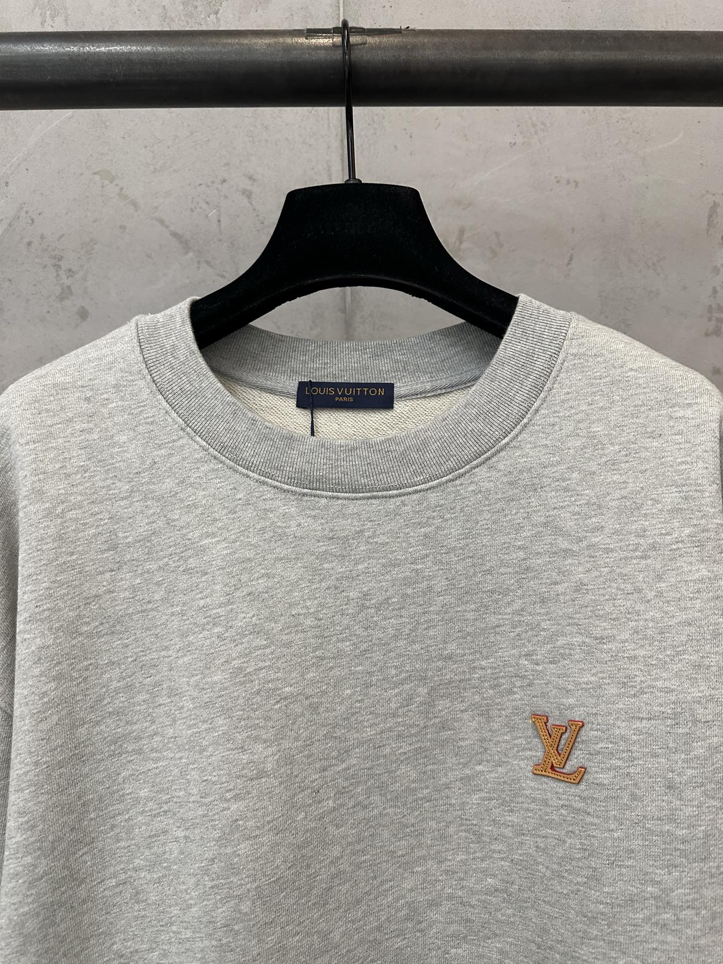 Heavy 500g high quality sweatshirt Louis Vuitton 26ss LV leather label logo round neck sweatshirt Fabric: Made of ultra-heavy 100% cotton terry fabric Xinjiang cotton, weight 500 grams, matched with 2*2, clean cloth surface, clear cloth texture, tight feel, stiff, high color fastness, no shape change, no discoloration, custom hardware, threads, accessories, plate alignment, same style for men and women -Color: blue gray -Size: S M L XL - Image 5
