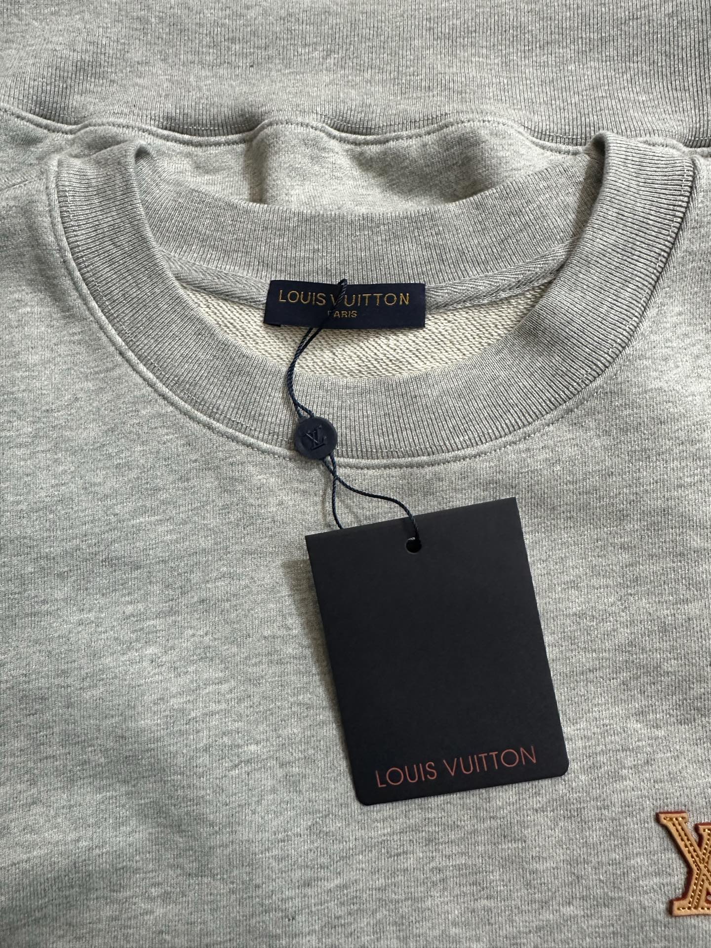 Heavy 500g high quality sweatshirt Louis Vuitton 26ss LV leather label logo round neck sweatshirt Fabric: Made of ultra-heavy 100% cotton terry fabric Xinjiang cotton, weight 500 grams, matched with 2*2, clean cloth surface, clear cloth texture, tight feel, stiff, high color fastness, no shape change, no discoloration, custom hardware, threads, accessories, plate alignment, same style for men and women -Color: blue gray -Size: S M L XL - Image 6