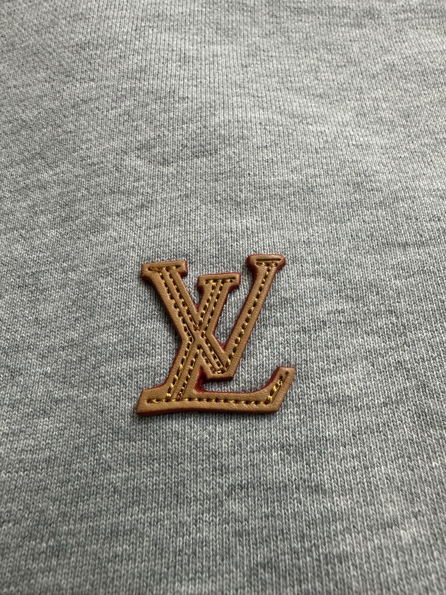 Heavy 500g high quality sweatshirt Louis Vuitton 26ss LV leather label logo round neck sweatshirt Fabric: Made of ultra-heavy 100% cotton terry fabric Xinjiang cotton, weight 500 grams, matched with 2*2, clean cloth surface, clear cloth texture, tight feel, stiff, high color fastness, no shape change, no discoloration, custom hardware, threads, accessories, plate alignment, same style for men and women -Color: blue gray -Size: S M L XL - Image 7