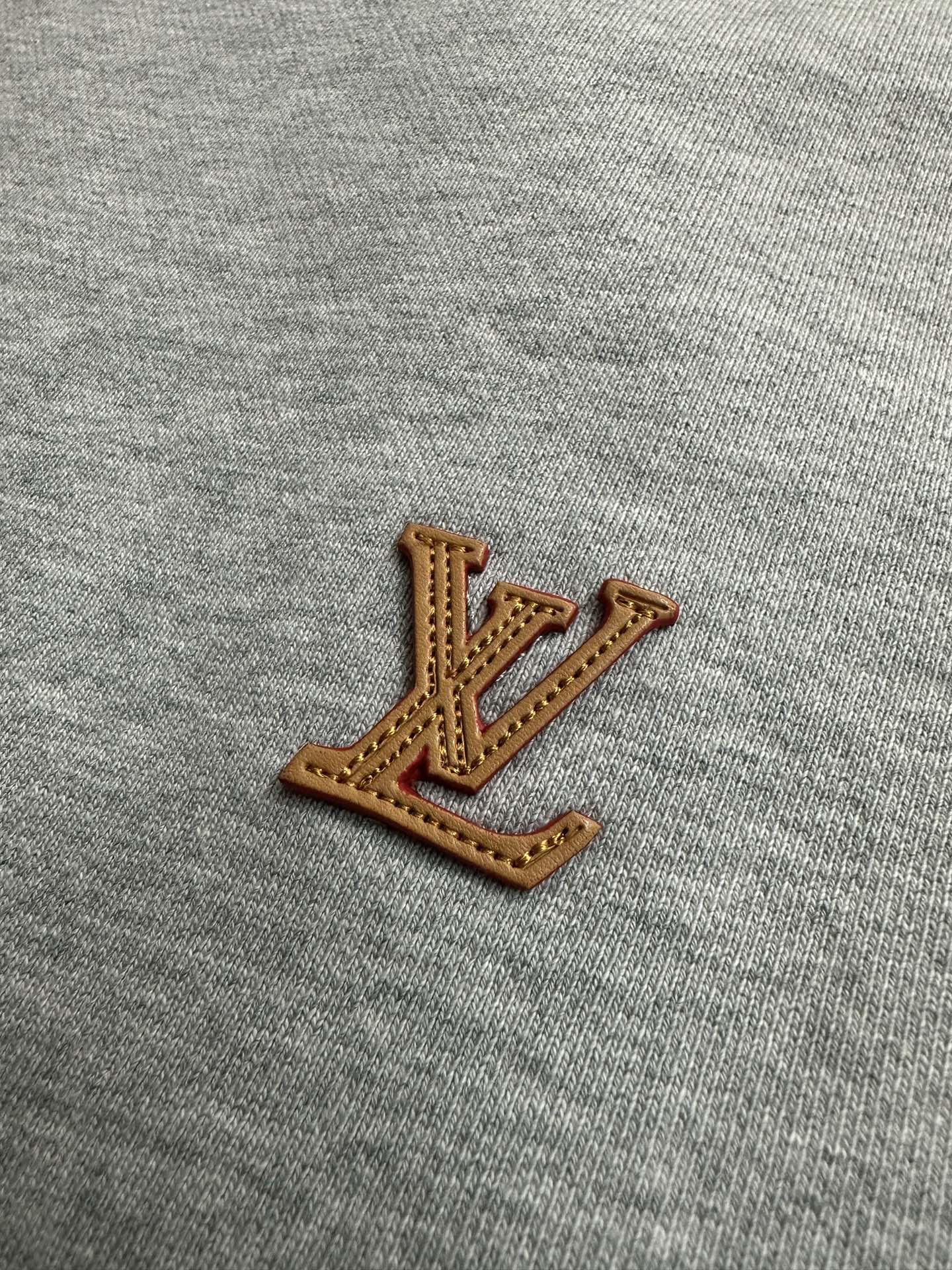 Heavy 500g high quality sweatshirt Louis Vuitton 26ss LV leather label logo round neck sweatshirt Fabric: Made of ultra-heavy 100% cotton terry fabric Xinjiang cotton, weight 500 grams, matched with 2*2, clean cloth surface, clear cloth texture, tight feel, stiff, high color fastness, no shape change, no discoloration, custom hardware, threads, accessories, plate alignment, same style for men and women -Color: blue gray -Size: S M L XL - Image 8