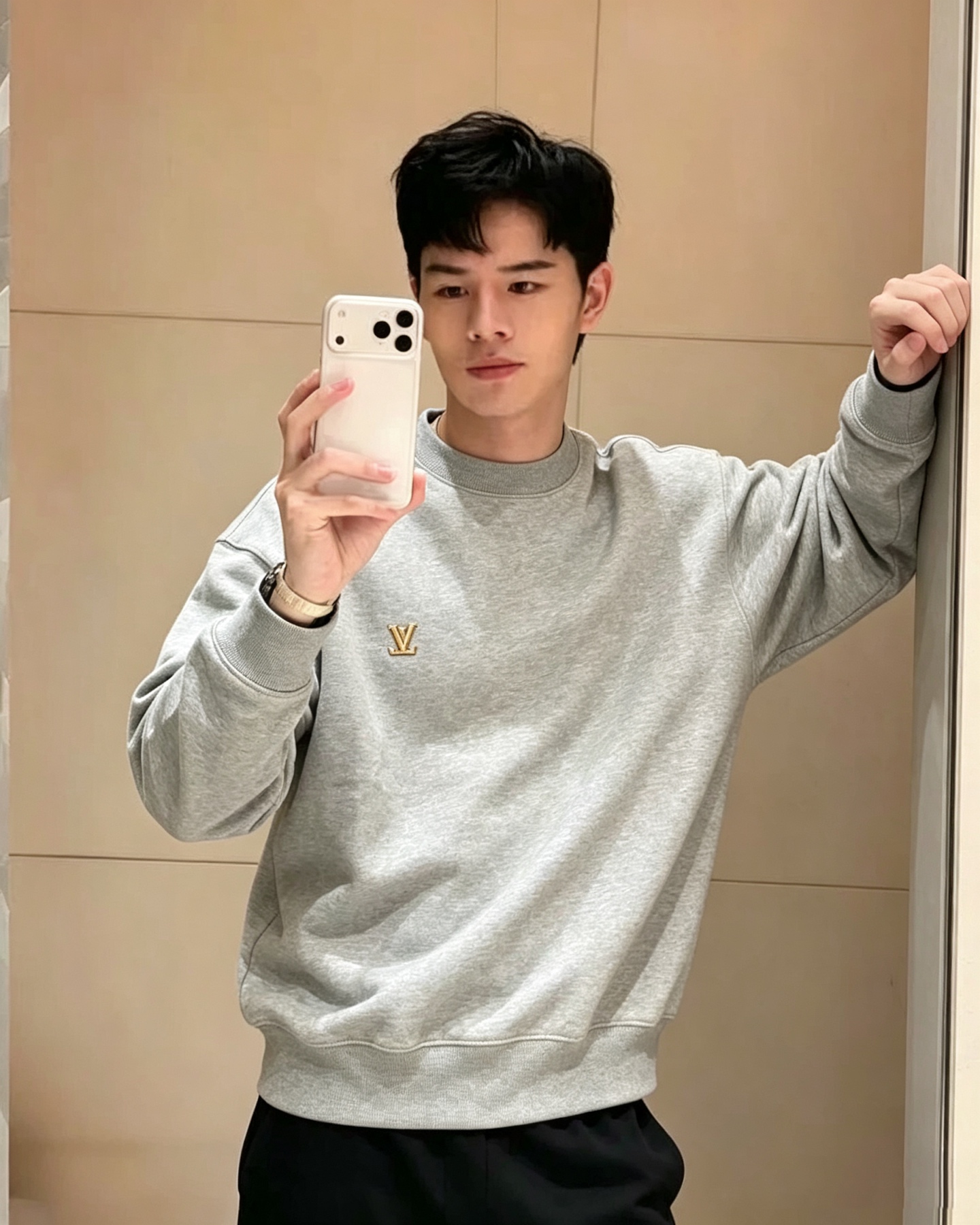 Heavy 500g high quality sweatshirt Louis Vuitton 26ss LV leather label logo round neck sweatshirt Fabric: Made of ultra-heavy 100% cotton terry fabric Xinjiang cotton, weight 500 grams, matched with 2*2, clean cloth surface, clear cloth texture, tight feel, stiff, high color fastness, no shape change, no discoloration, custom hardware, threads, accessories, plate alignment, same style for men and women -Color: blue gray -Size: S M L XL - Image 10