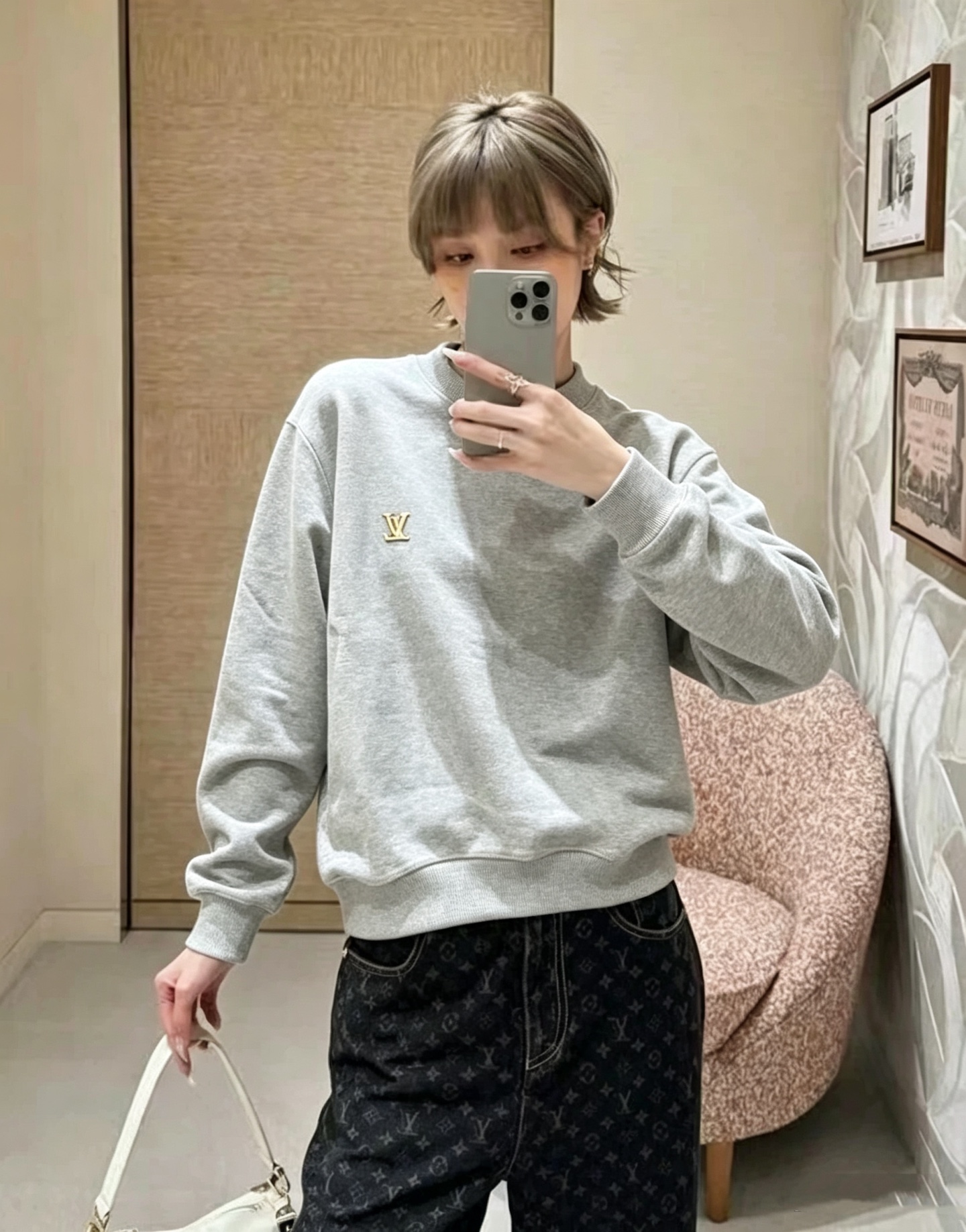 Heavy 500g high quality sweatshirt Louis Vuitton 26ss LV leather label logo round neck sweatshirt Fabric: Made of ultra-heavy 100% cotton terry fabric Xinjiang cotton, weight 500 grams, matched with 2*2, clean cloth surface, clear cloth texture, tight feel, stiff, high color fastness, no shape change, no discoloration, custom hardware, threads, accessories, plate alignment, same style for men and women -Color: blue gray -Size: S M L XL - Image 12