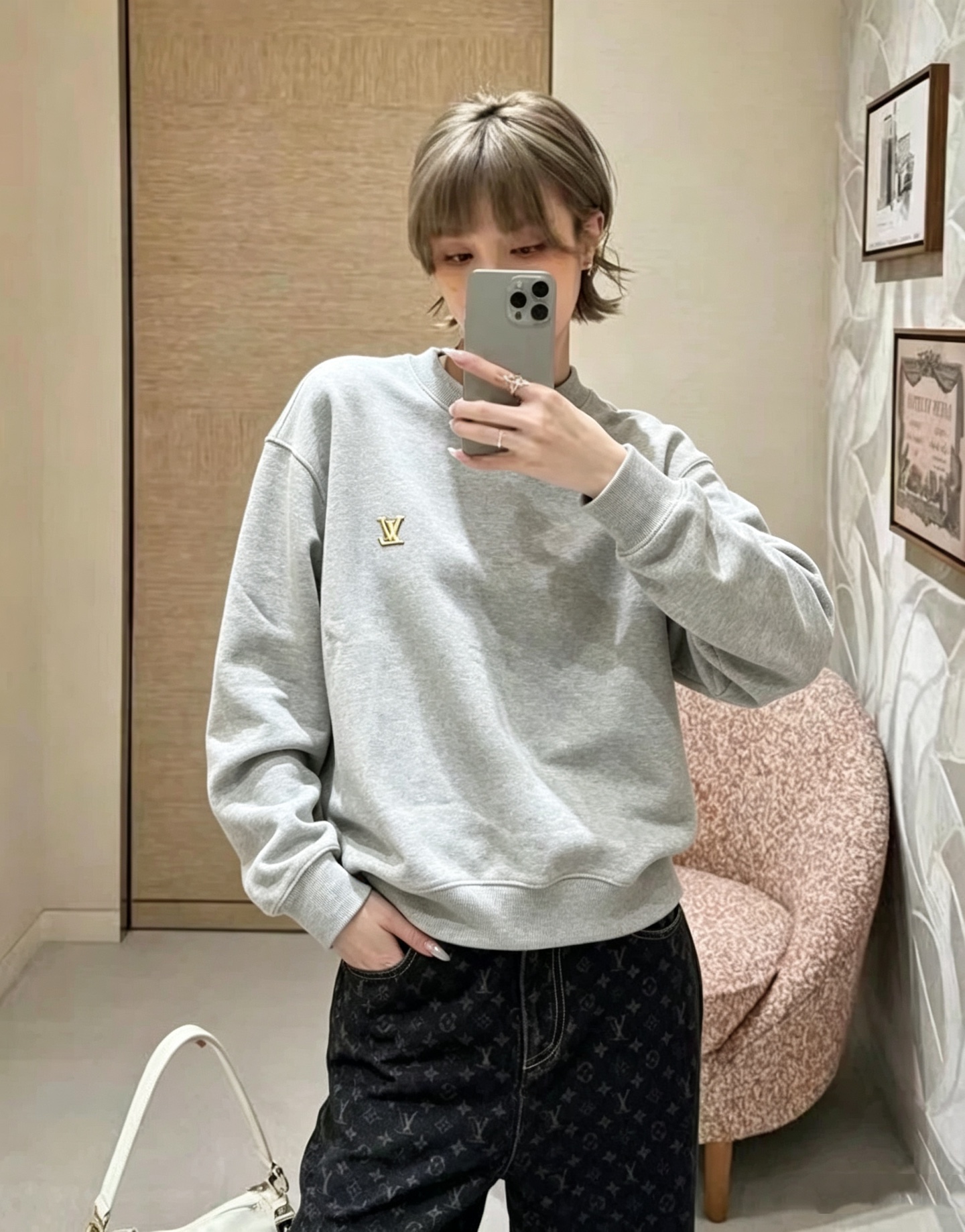 Heavy 500g high quality sweatshirt Louis Vuitton 26ss LV leather label logo round neck sweatshirt Fabric: Made of ultra-heavy 100% cotton terry fabric Xinjiang cotton, weight 500 grams, matched with 2*2, clean cloth surface, clear cloth texture, tight feel, stiff, high color fastness, no shape change, no discoloration, custom hardware, threads, accessories, plate alignment, same style for men and women -Color: blue gray -Size: S M L XL - Image 13