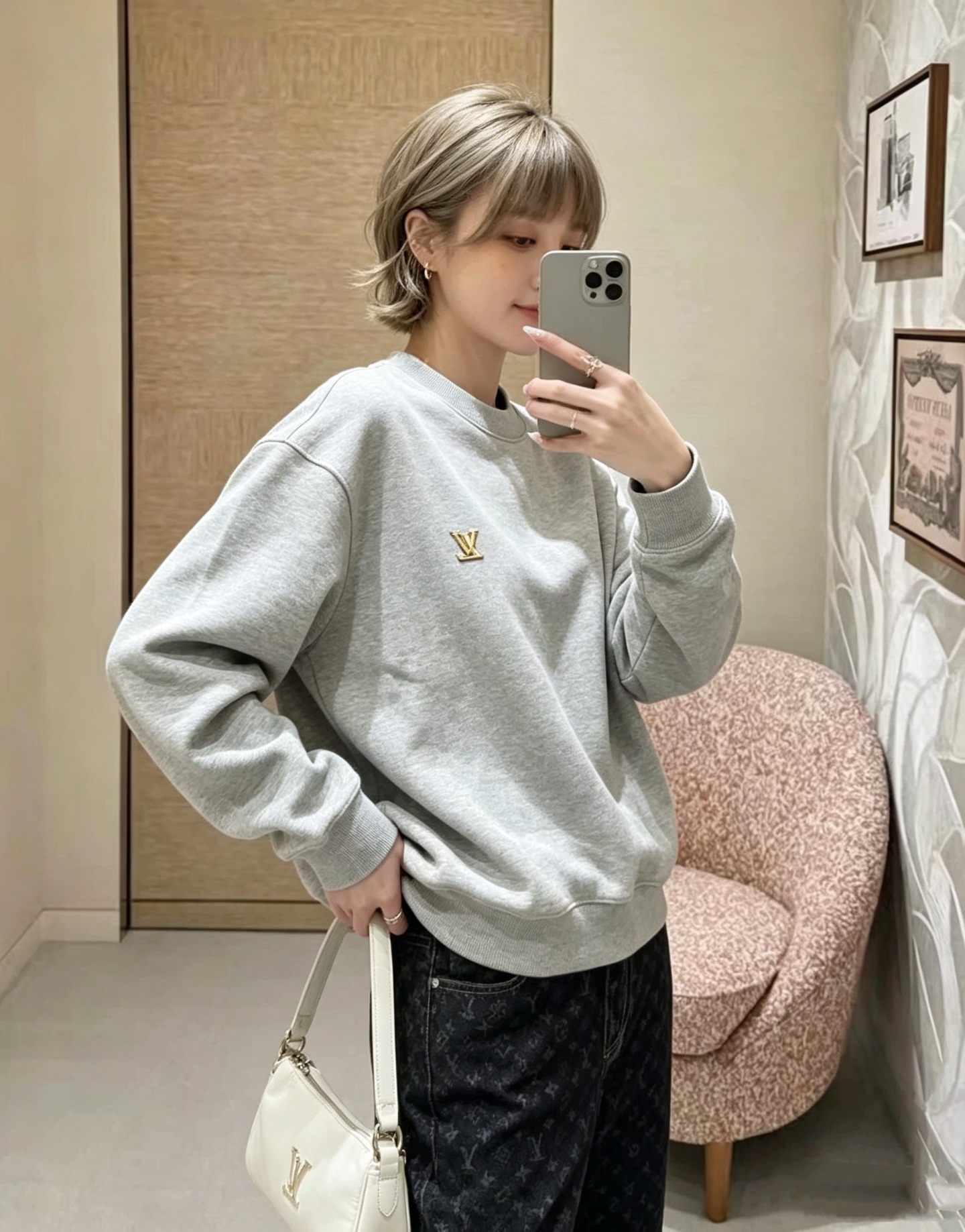 Heavy 500g high quality sweatshirt Louis Vuitton 26ss LV leather label logo round neck sweatshirt Fabric: Made of ultra-heavy 100% cotton terry fabric Xinjiang cotton, weight 500 grams, matched with 2*2, clean cloth surface, clear cloth texture, tight feel, stiff, high color fastness, no shape change, no discoloration, custom hardware, threads, accessories, plate alignment, same style for men and women -Color: blue gray -Size: S M L XL - Image 14