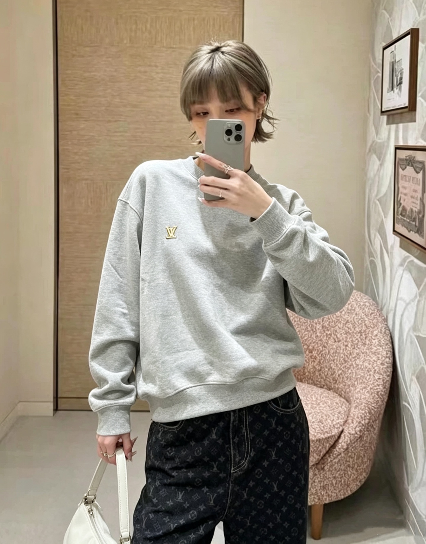 Heavy 500g high quality sweatshirt Louis Vuitton 26ss LV leather label logo round neck sweatshirt Fabric: Made of ultra-heavy 100% cotton terry fabric Xinjiang cotton, weight 500 grams, matched with 2*2, clean cloth surface, clear cloth texture, tight feel, stiff, high color fastness, no shape change, no discoloration, custom hardware, threads, accessories, plate alignment, same style for men and women -Color: blue gray -Size: S M L XL - Image 15