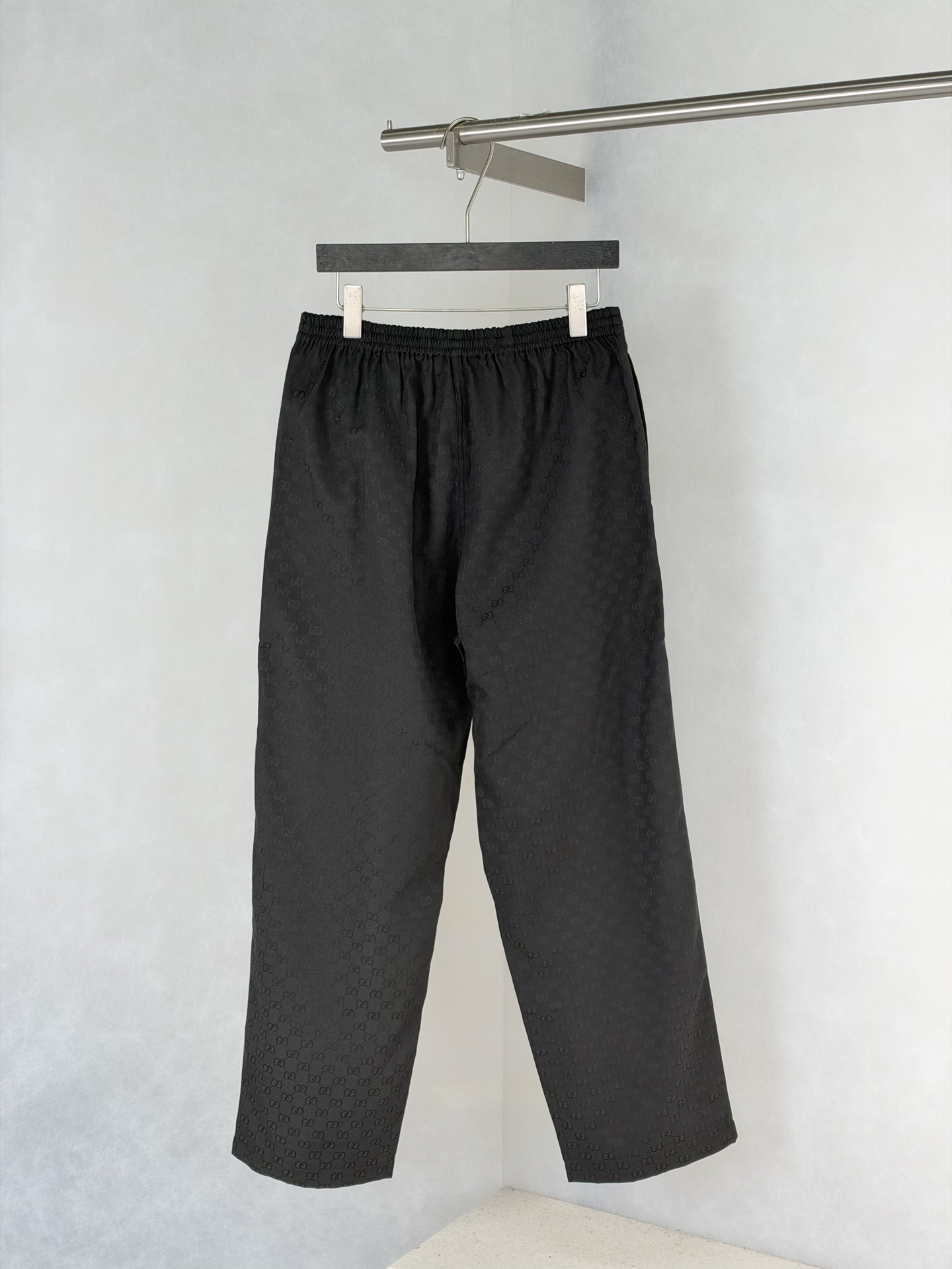 Gucc*/Gucci SS26 GG all-over printed dark pattern jacquard suit trousers A full set of custom-woven dark-grain jacquard fabrics, specifically custom-woven dark-grain jacquard - Image 2