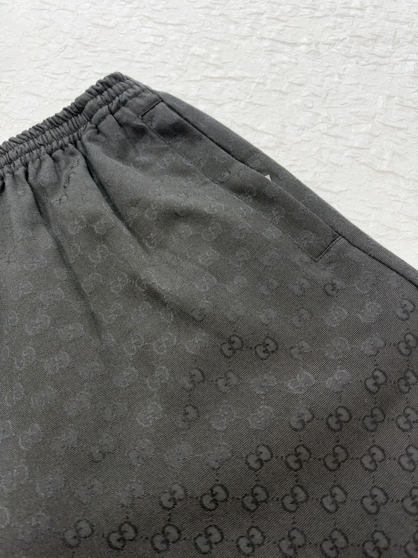 Gucc*/Gucci SS26 GG all-over printed dark pattern jacquard suit trousers A full set of custom-woven dark-grain jacquard fabrics, specifically custom-woven dark-grain jacquard - Image 9