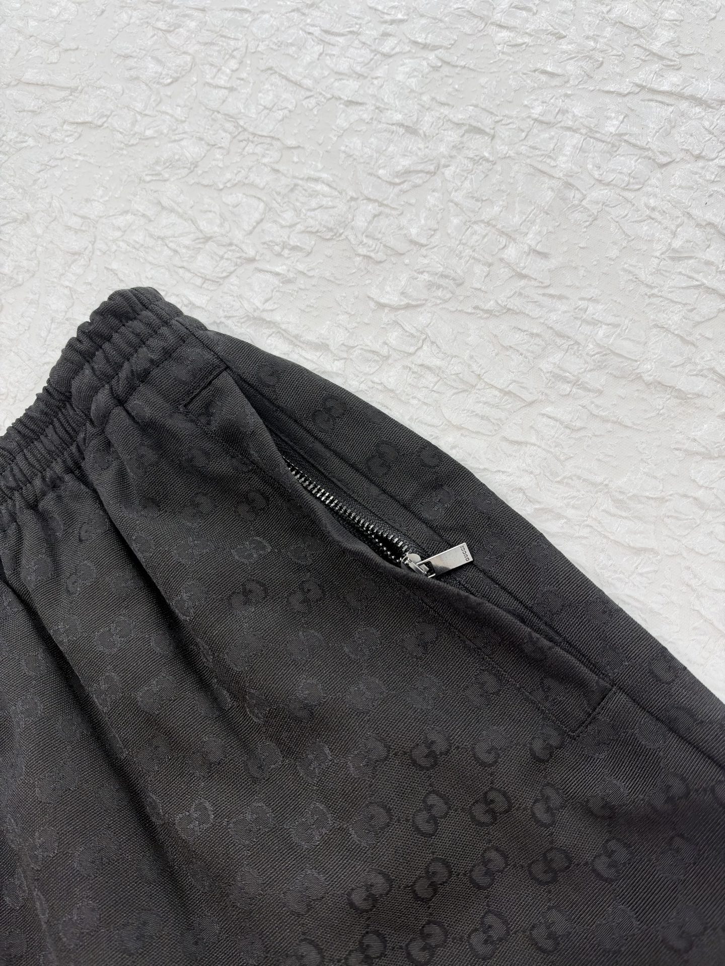 Gucc*/Gucci SS26 GG all-over printed dark pattern jacquard suit trousers A full set of custom-woven dark-grain jacquard fabrics, specifically custom-woven dark-grain jacquard - Image 10