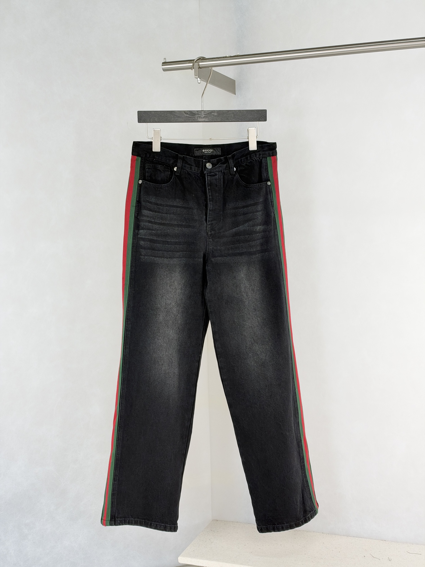 Gucc*/Gucci SS26 washed black side webbing straight jeans Made from heavy denim fabric, the hardness and drape are comparable to the original version
