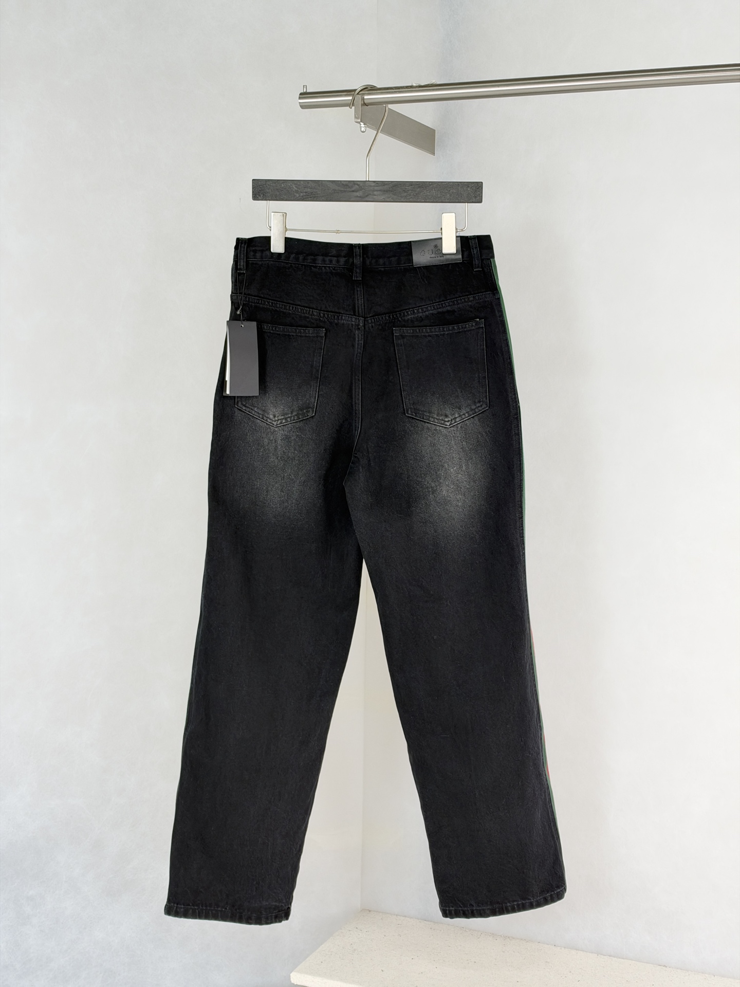 Gucc*/Gucci SS26 washed black side webbing straight jeans Made from heavy denim fabric, the hardness and drape are comparable to the original version - Image 2