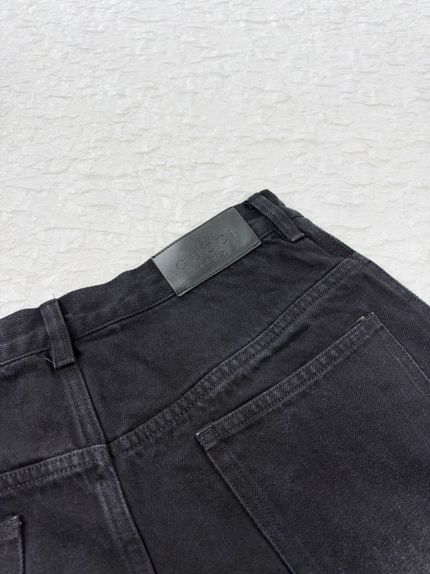 Gucc*/Gucci SS26 washed black side webbing straight jeans Made from heavy denim fabric, the hardness and drape are comparable to the original version - Image 5