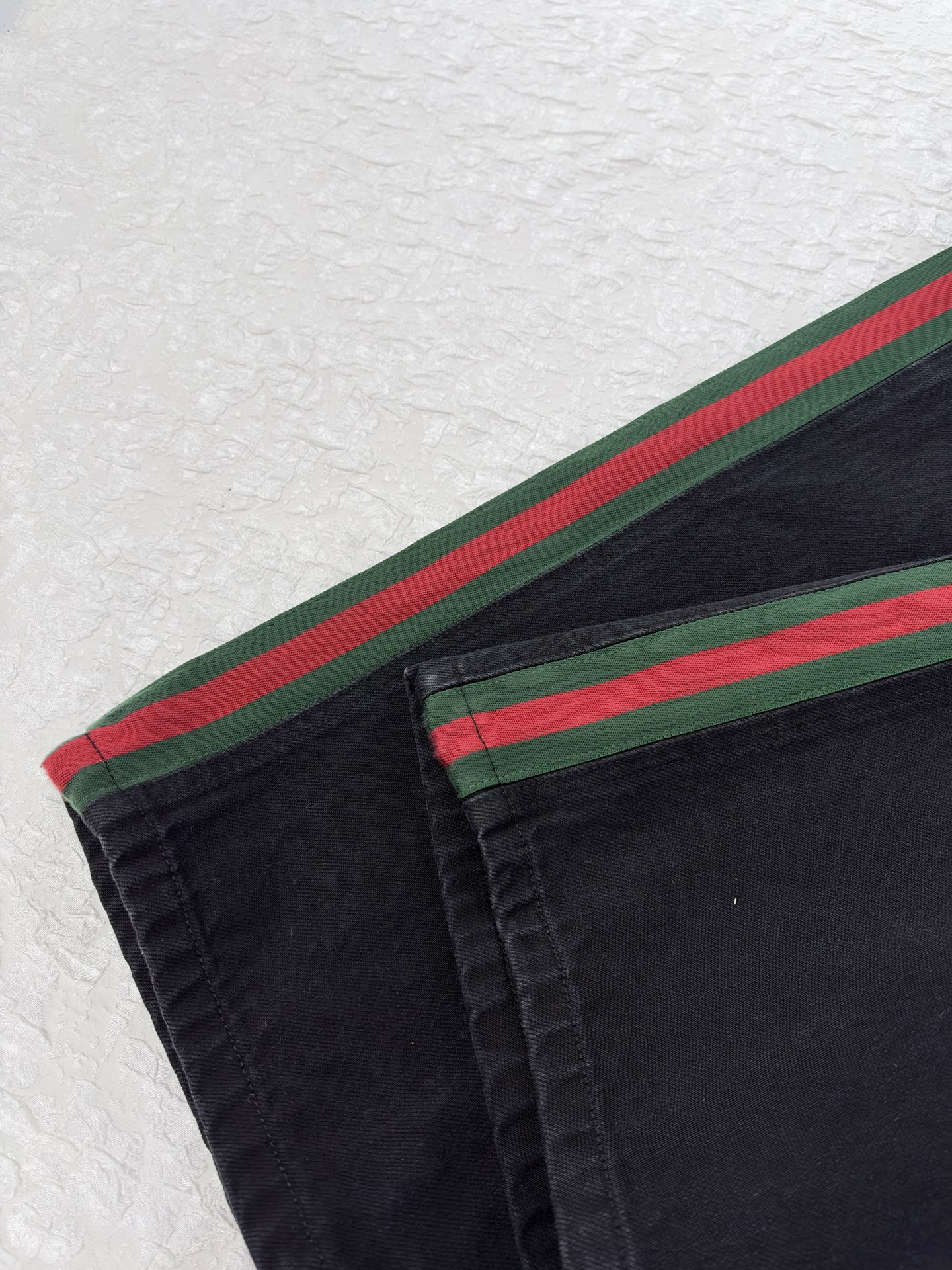 Gucc*/Gucci SS26 washed black side webbing straight jeans Made from heavy denim fabric, the hardness and drape are comparable to the original version - Image 7