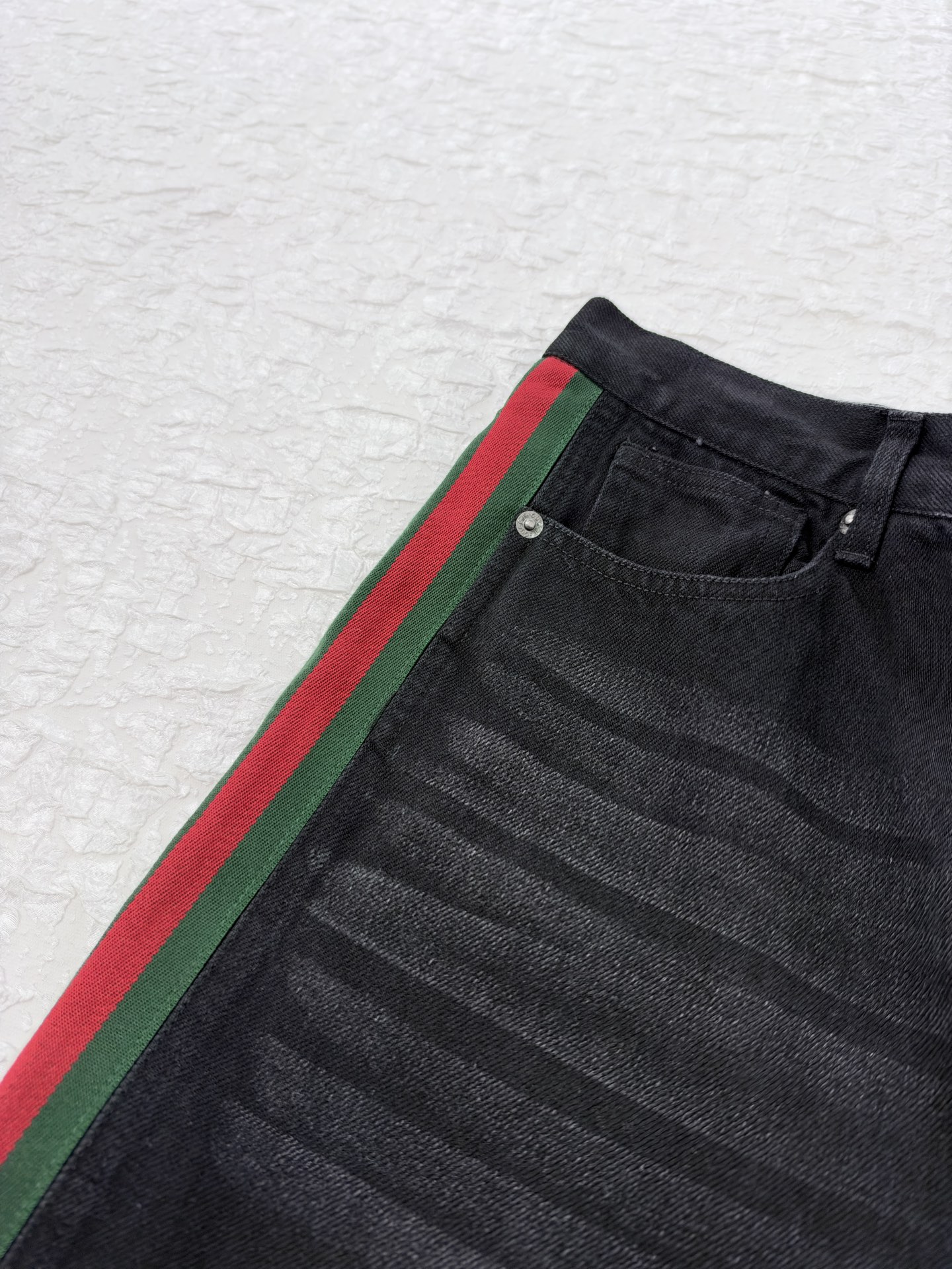 Gucc*/Gucci SS26 washed black side webbing straight jeans Made from heavy denim fabric, the hardness and drape are comparable to the original version - Image 8