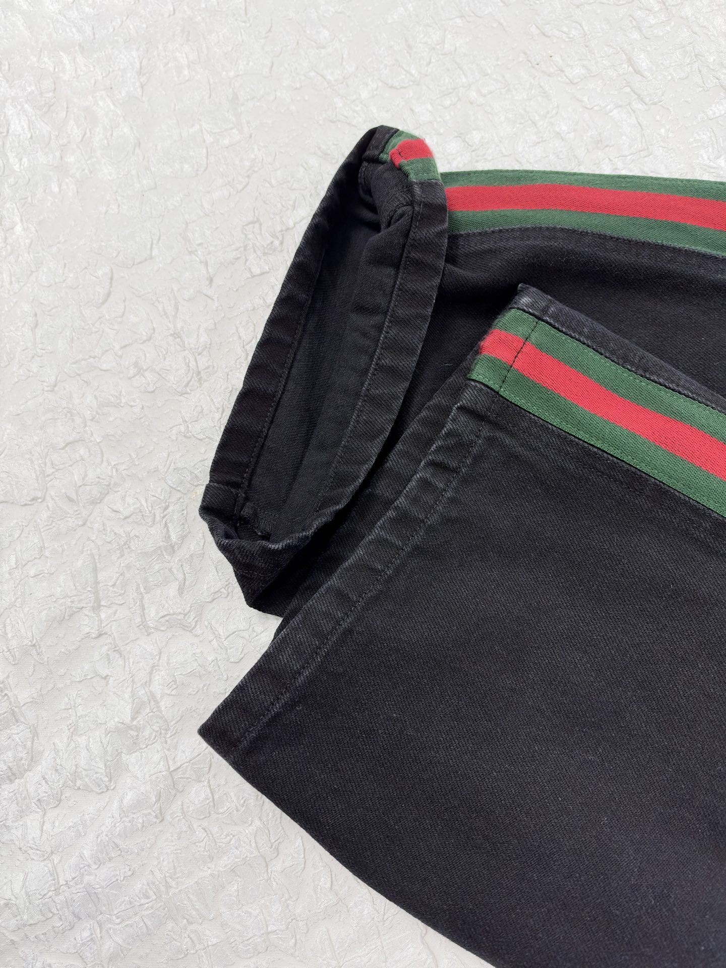 Gucc*/Gucci SS26 washed black side webbing straight jeans Made from heavy denim fabric, the hardness and drape are comparable to the original version - Image 11