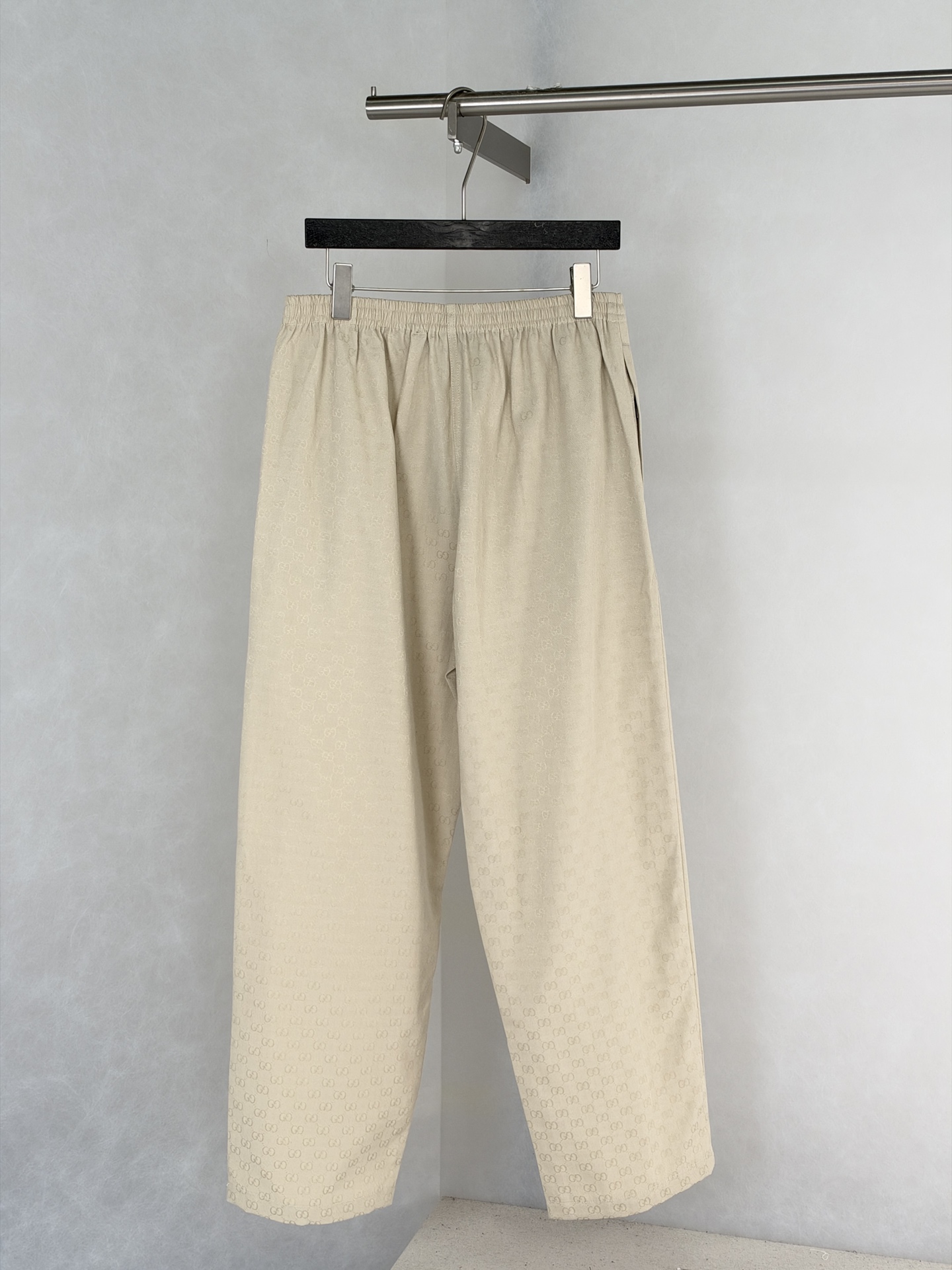 Gucc*/Gucci SS26 GG all-over printed dark pattern jacquard suit trousers A full set of custom-woven dark-grain jacquard fabrics, specifically custom-woven dark-grain jacquard - Image 2