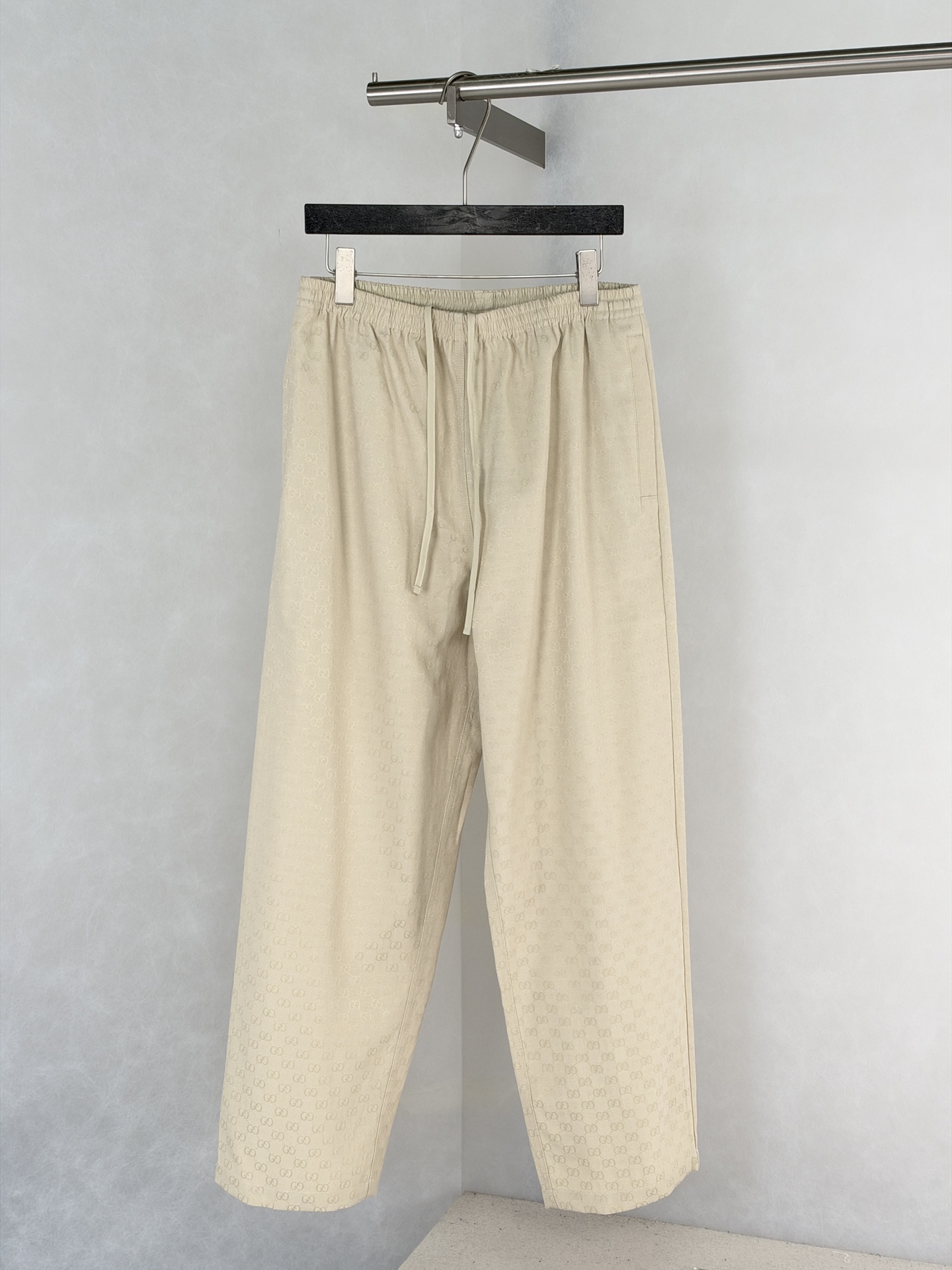 Gucc*/Gucci SS26 GG all-over printed dark pattern jacquard suit trousers A full set of custom-woven dark-grain jacquard fabrics, specifically custom-woven dark-grain jacquard