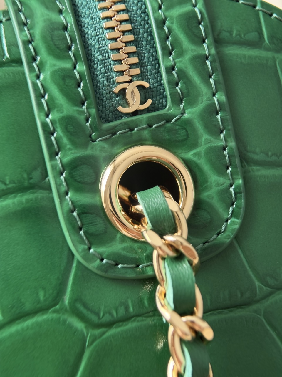 26a Bowling Alligator Green Bag shape: classic cylindrical bag shape, with rounded and regular outline, practical capacity and not bloated - Image 7