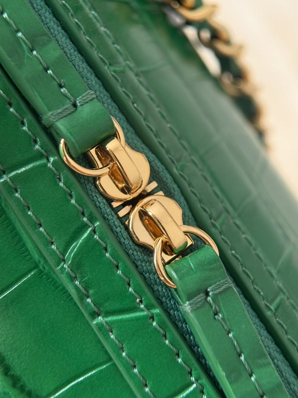 26a Bowling Alligator Green Bag shape: classic cylindrical bag shape, with rounded and regular outline, practical capacity and not bloated - Image 8