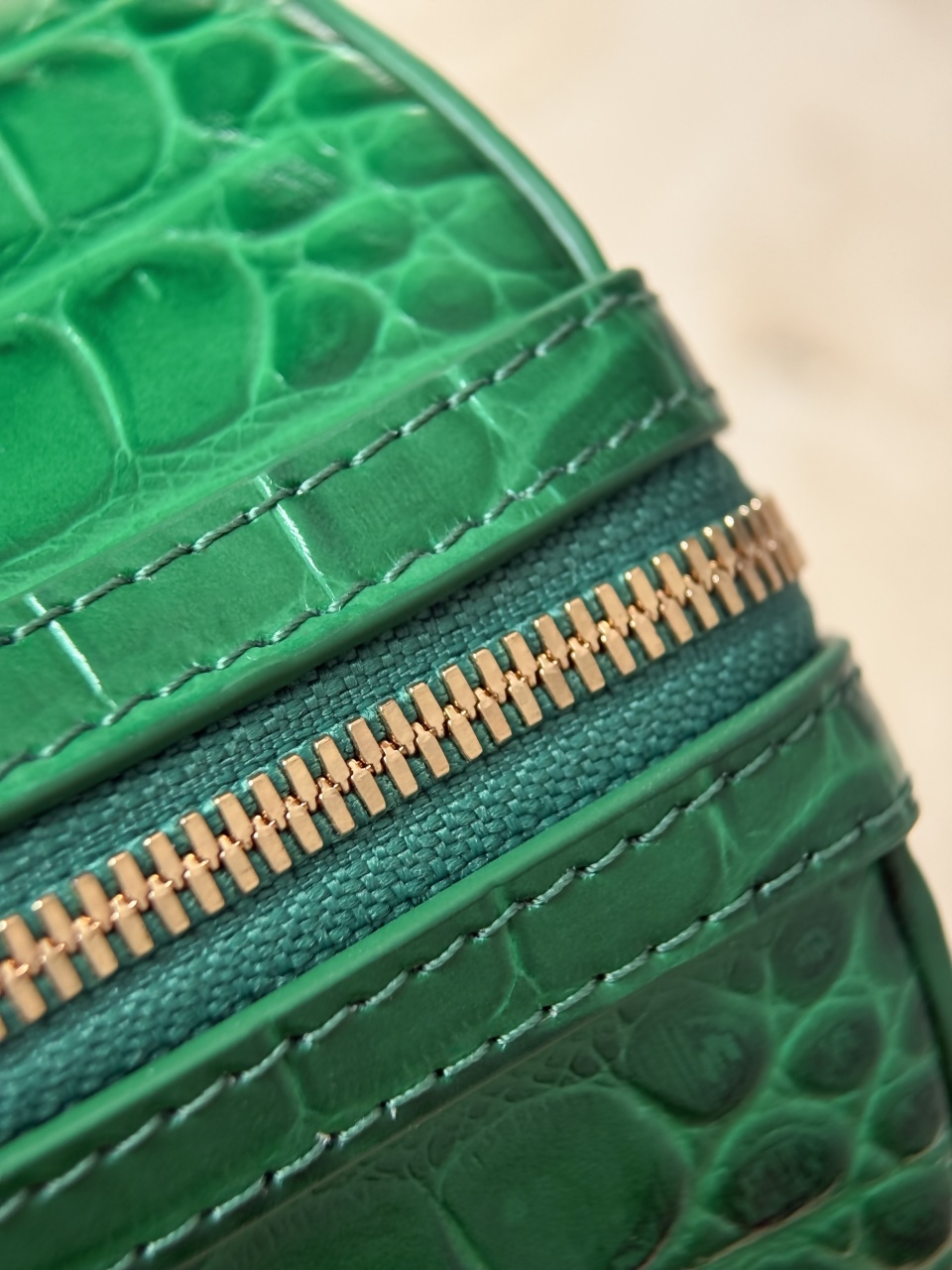 26a Bowling Alligator Green Bag shape: classic cylindrical bag shape, with rounded and regular outline, practical capacity and not bloated - Image 12