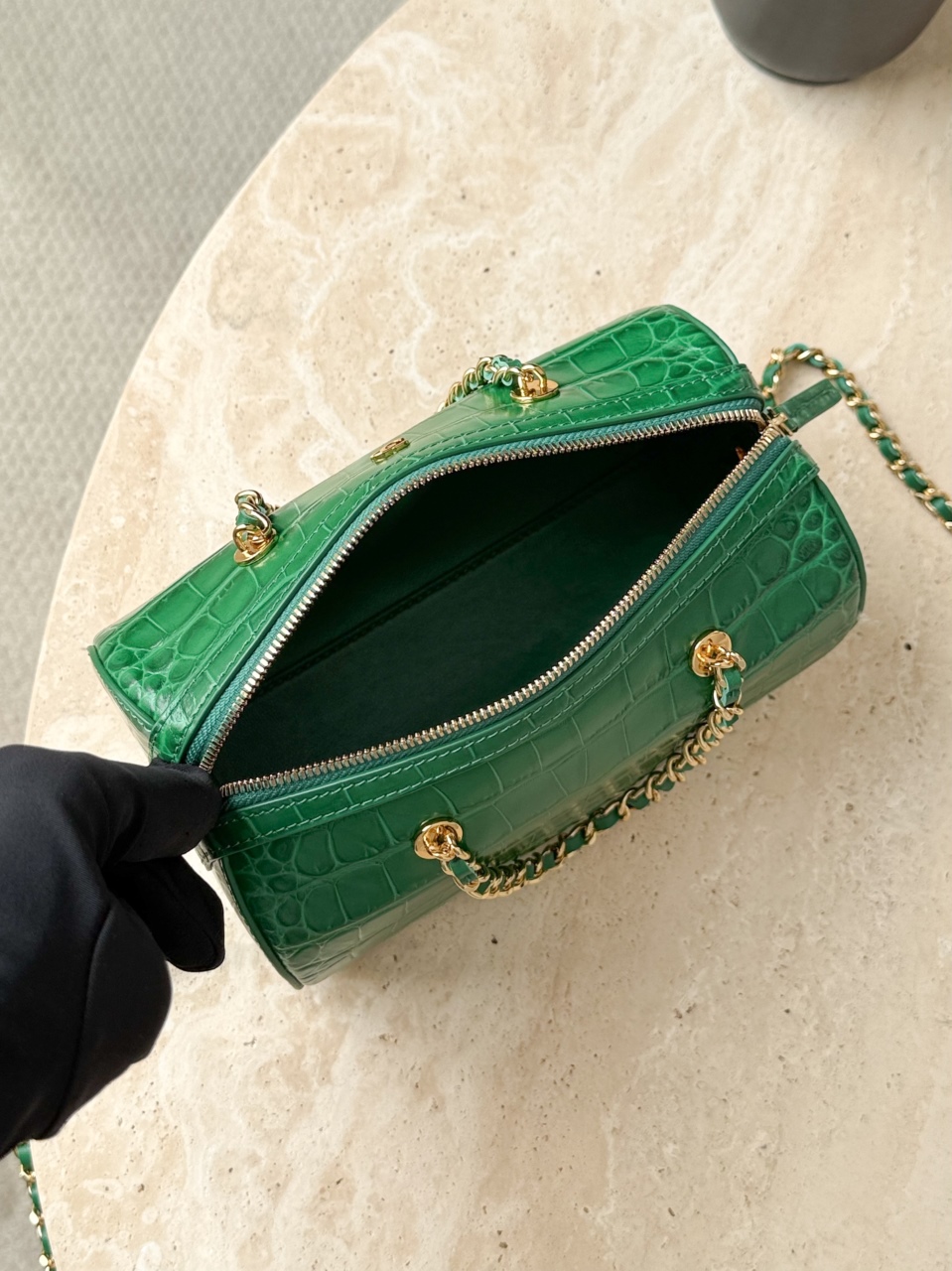 26a Bowling Alligator Green Bag shape: classic cylindrical bag shape, with rounded and regular outline, practical capacity and not bloated - Image 15