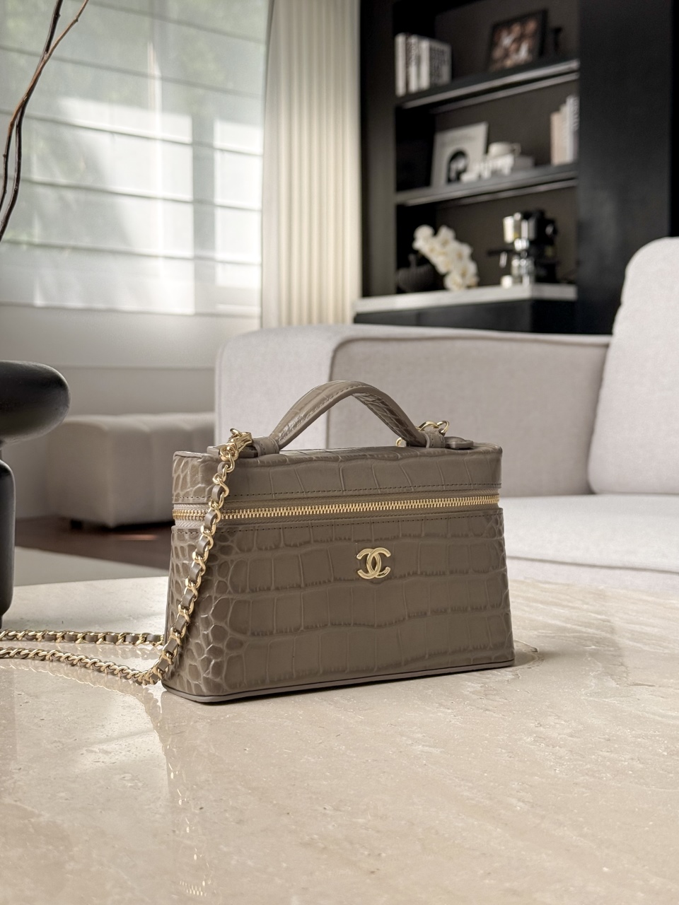 26a lp box crocodile khaki Neat and square box bag, bright crocodile embossed cowhide, double zipper layered compartment design, burgundy interior, top equipped with same-leather handle, detachable leather and metal chain, two ways to carry: hand-held or cross-body - Image 2