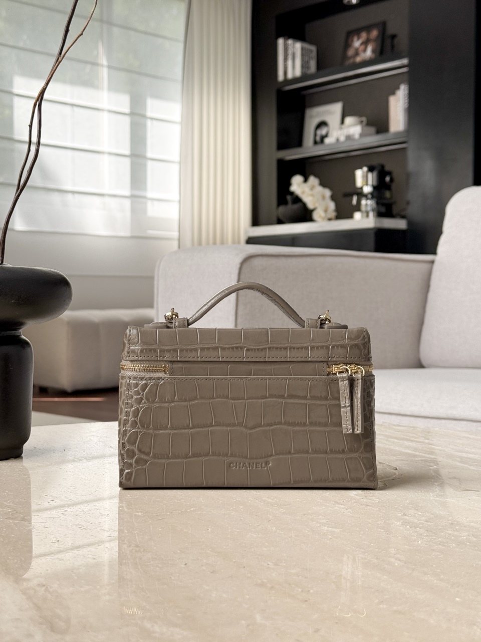 26a lp box crocodile khaki Neat and square box bag, bright crocodile embossed cowhide, double zipper layered compartment design, burgundy interior, top equipped with same-leather handle, detachable leather and metal chain, two ways to carry: hand-held or cross-body - Image 3