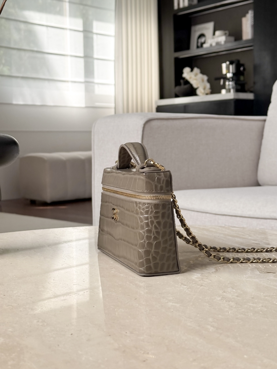 26a lp box crocodile khaki Neat and square box bag, bright crocodile embossed cowhide, double zipper layered compartment design, burgundy interior, top equipped with same-leather handle, detachable leather and metal chain, two ways to carry: hand-held or cross-body - Image 4
