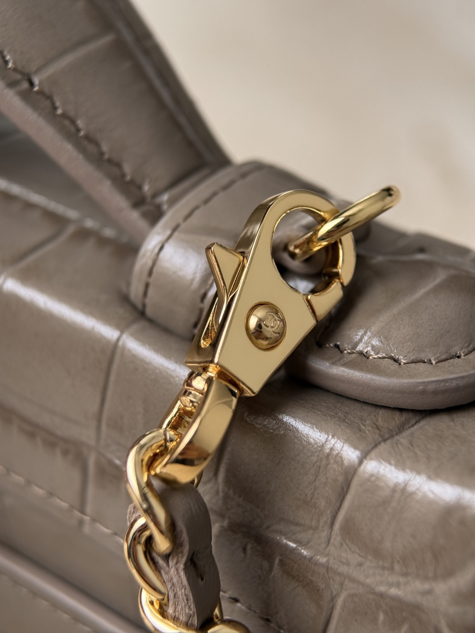 26a lp box crocodile khaki Neat and square box bag, bright crocodile embossed cowhide, double zipper layered compartment design, burgundy interior, top equipped with same-leather handle, detachable leather and metal chain, two ways to carry: hand-held or cross-body - Image 8