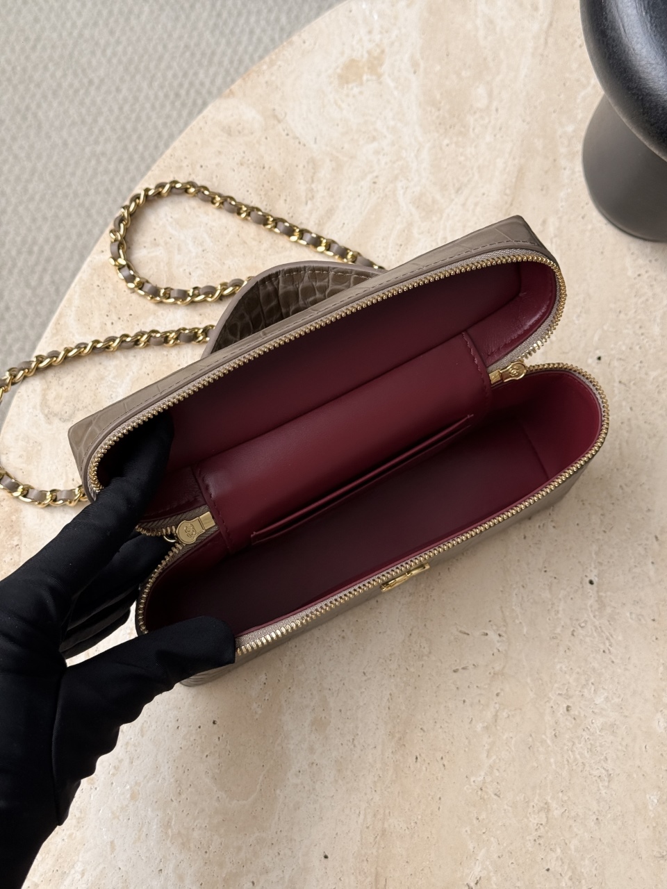 26a lp box crocodile khaki Neat and square box bag, bright crocodile embossed cowhide, double zipper layered compartment design, burgundy interior, top equipped with same-leather handle, detachable leather and metal chain, two ways to carry: hand-held or cross-body - Image 6