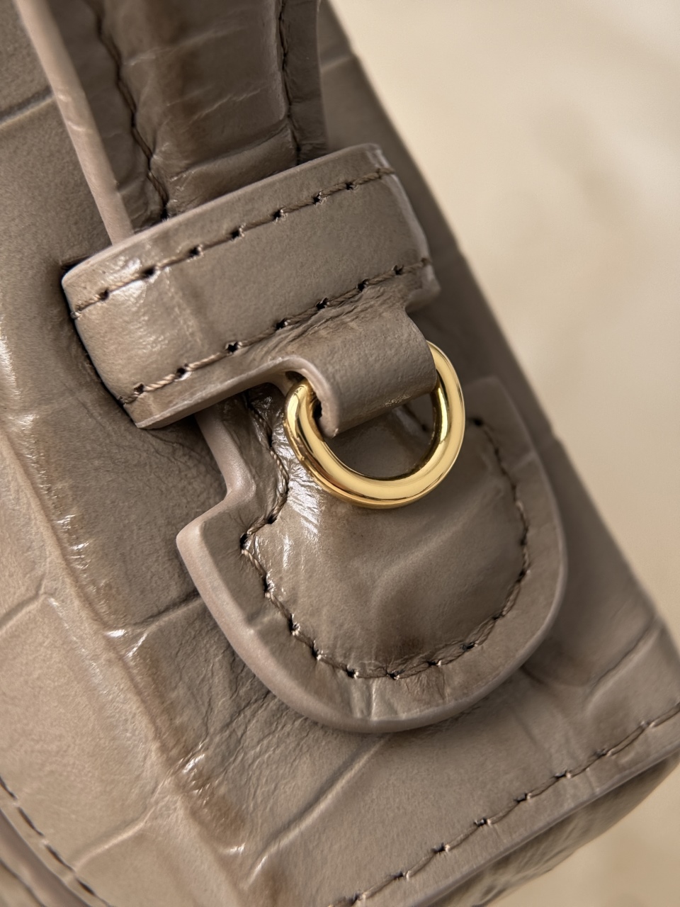 26a lp box crocodile khaki Neat and square box bag, bright crocodile embossed cowhide, double zipper layered compartment design, burgundy interior, top equipped with same-leather handle, detachable leather and metal chain, two ways to carry: hand-held or cross-body - Image 9