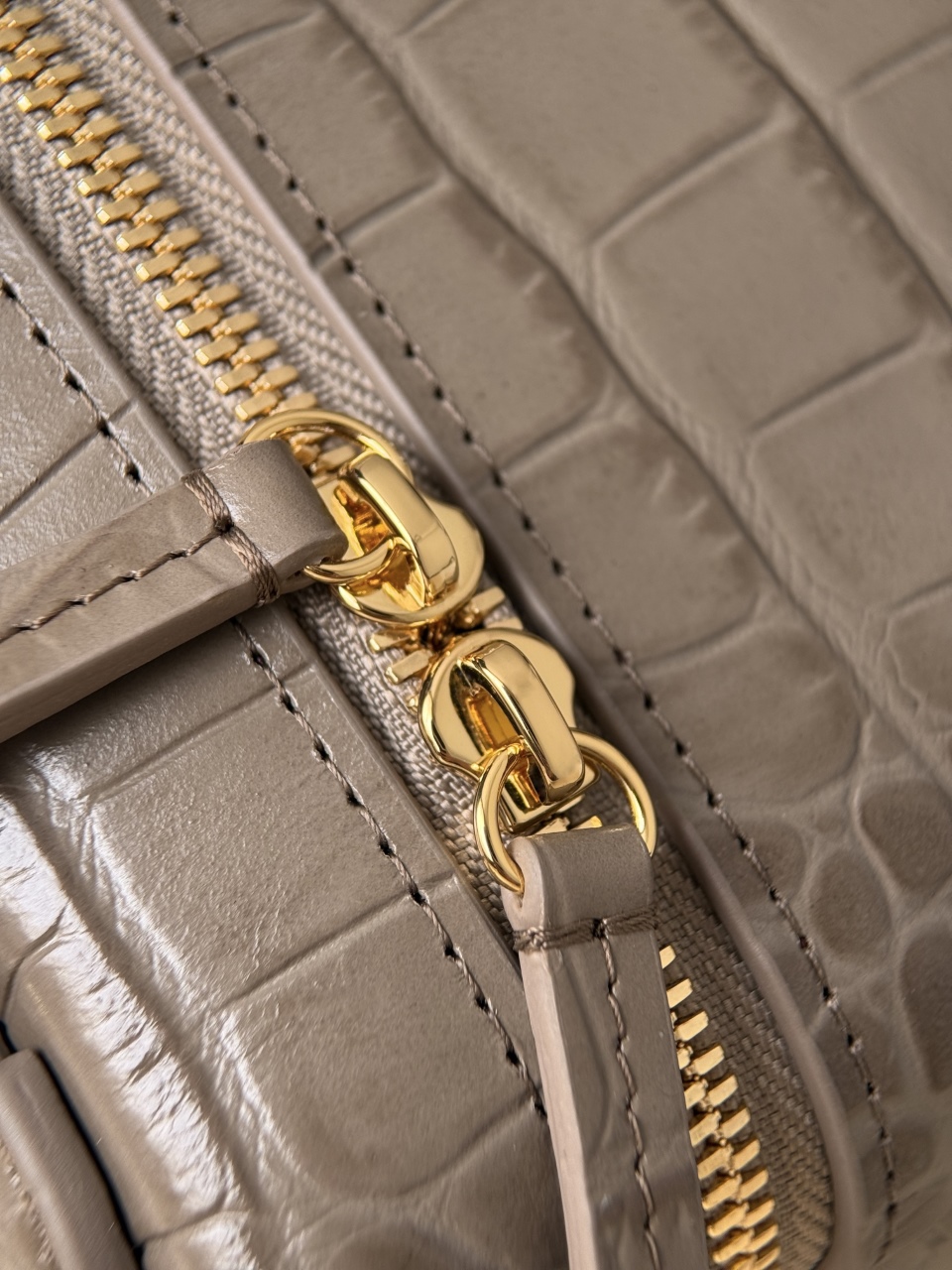 26a lp box crocodile khaki Neat and square box bag, bright crocodile embossed cowhide, double zipper layered compartment design, burgundy interior, top equipped with same-leather handle, detachable leather and metal chain, two ways to carry: hand-held or cross-body - Image 10