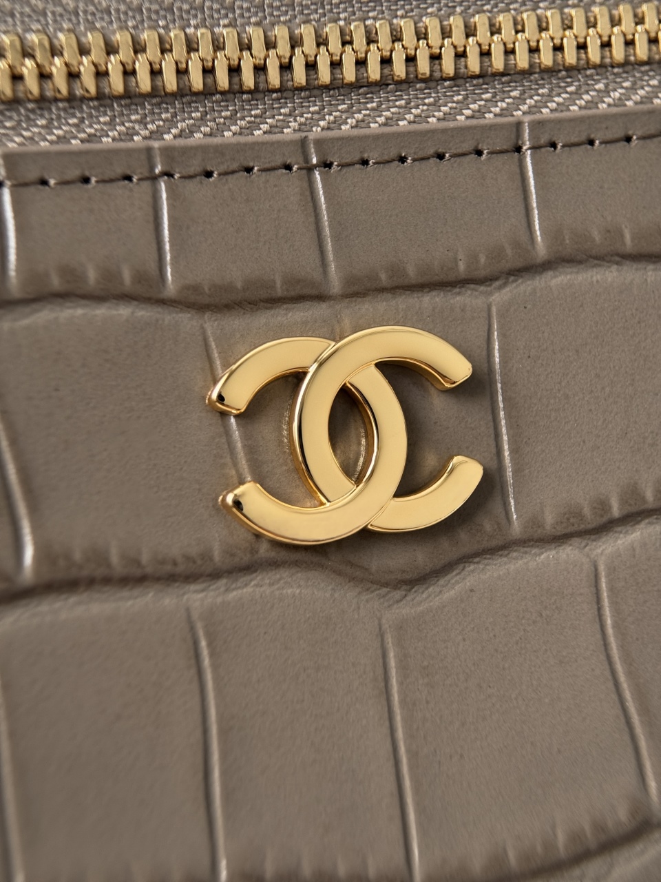 26a lp box crocodile khaki Neat and square box bag, bright crocodile embossed cowhide, double zipper layered compartment design, burgundy interior, top equipped with same-leather handle, detachable leather and metal chain, two ways to carry: hand-held or cross-body - Image 11