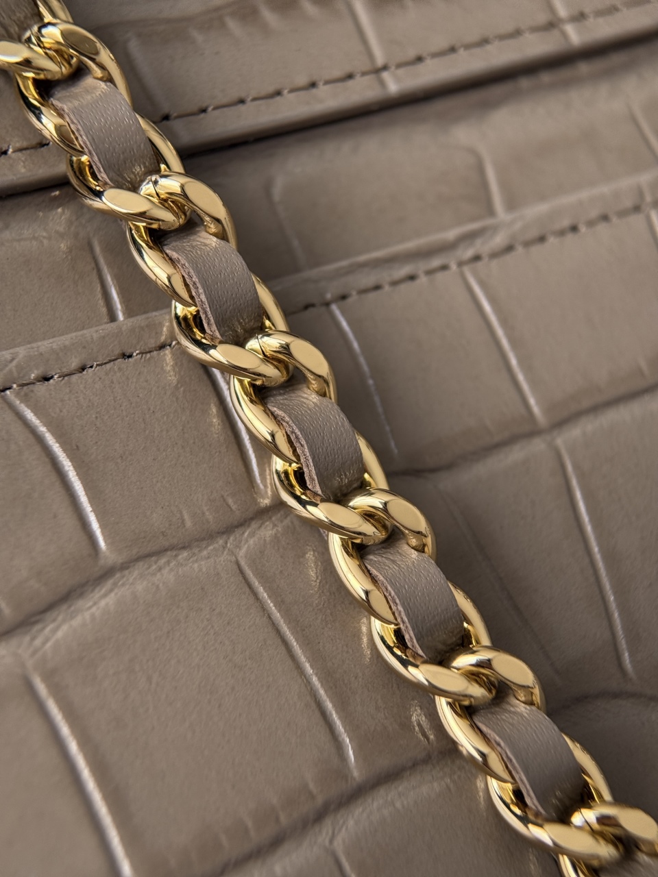 26a lp box crocodile khaki Neat and square box bag, bright crocodile embossed cowhide, double zipper layered compartment design, burgundy interior, top equipped with same-leather handle, detachable leather and metal chain, two ways to carry: hand-held or cross-body - Image 12