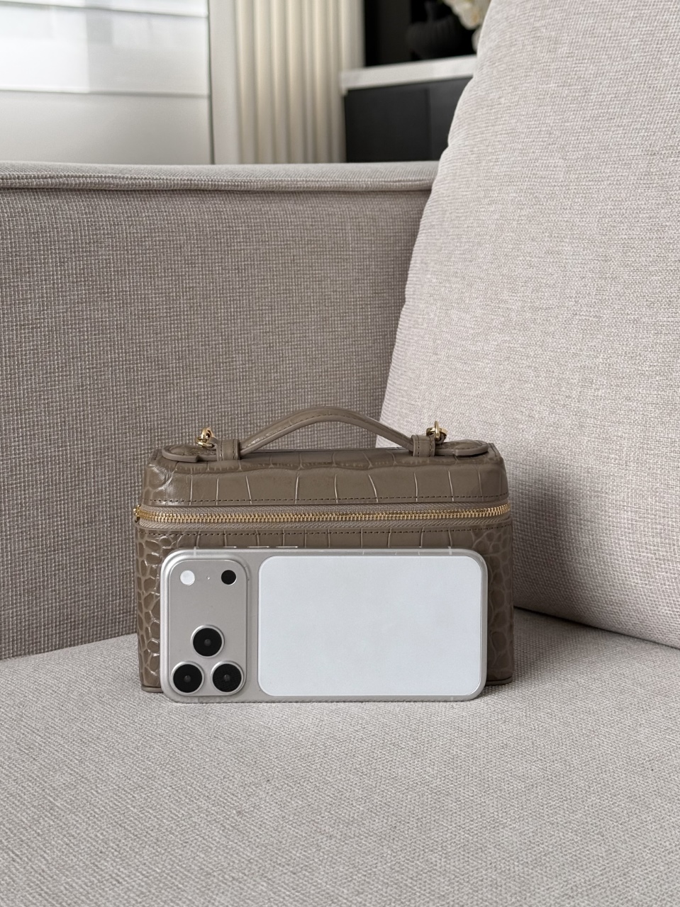 26a lp box crocodile khaki Neat and square box bag, bright crocodile embossed cowhide, double zipper layered compartment design, burgundy interior, top equipped with same-leather handle, detachable leather and metal chain, two ways to carry: hand-held or cross-body - Image 16